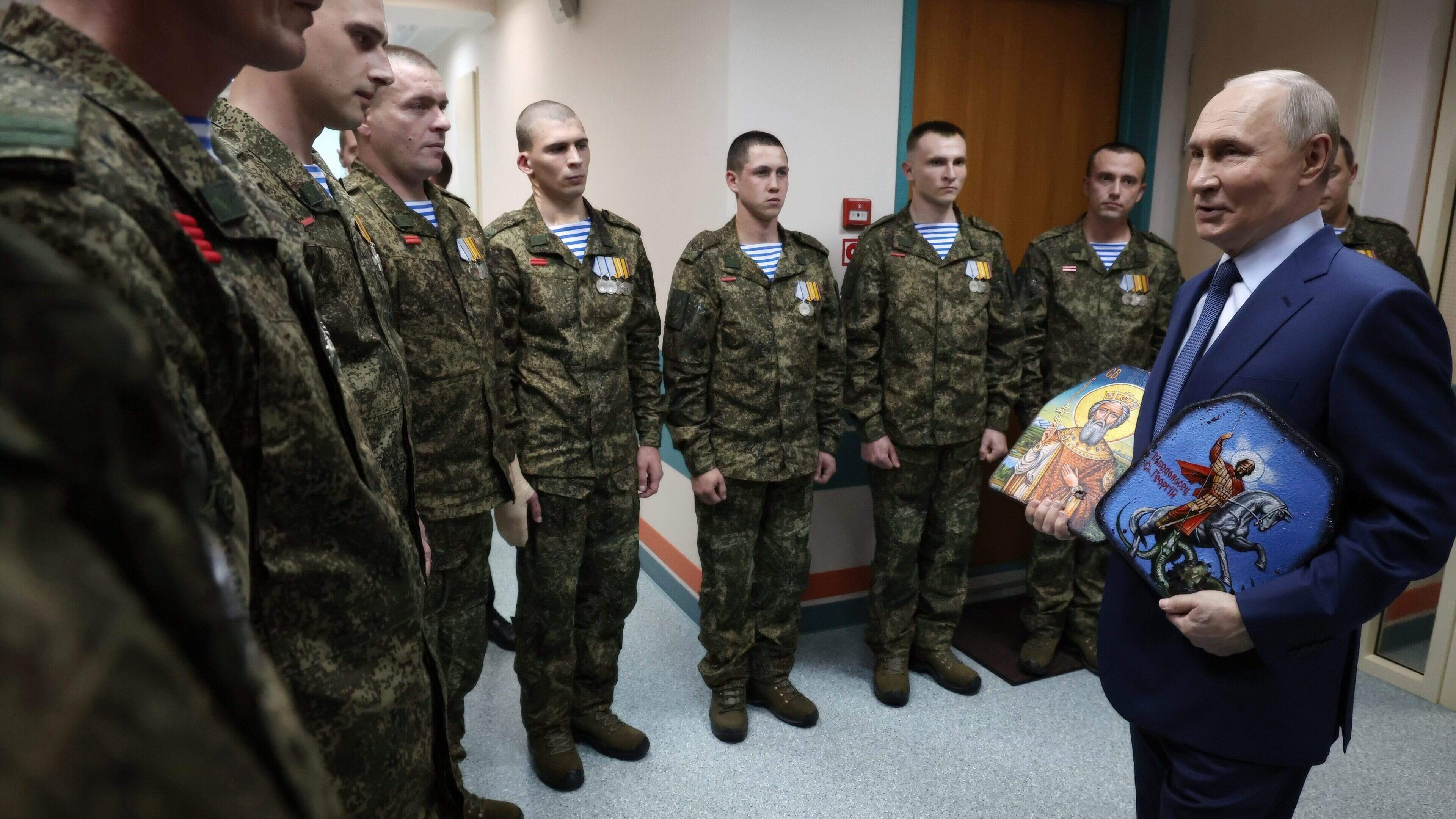 Kremlin op genadeloze wijze op zoek naar nieuwe soldaten, paniek groeit onder Russen: ’Blijf binnen als man!’
