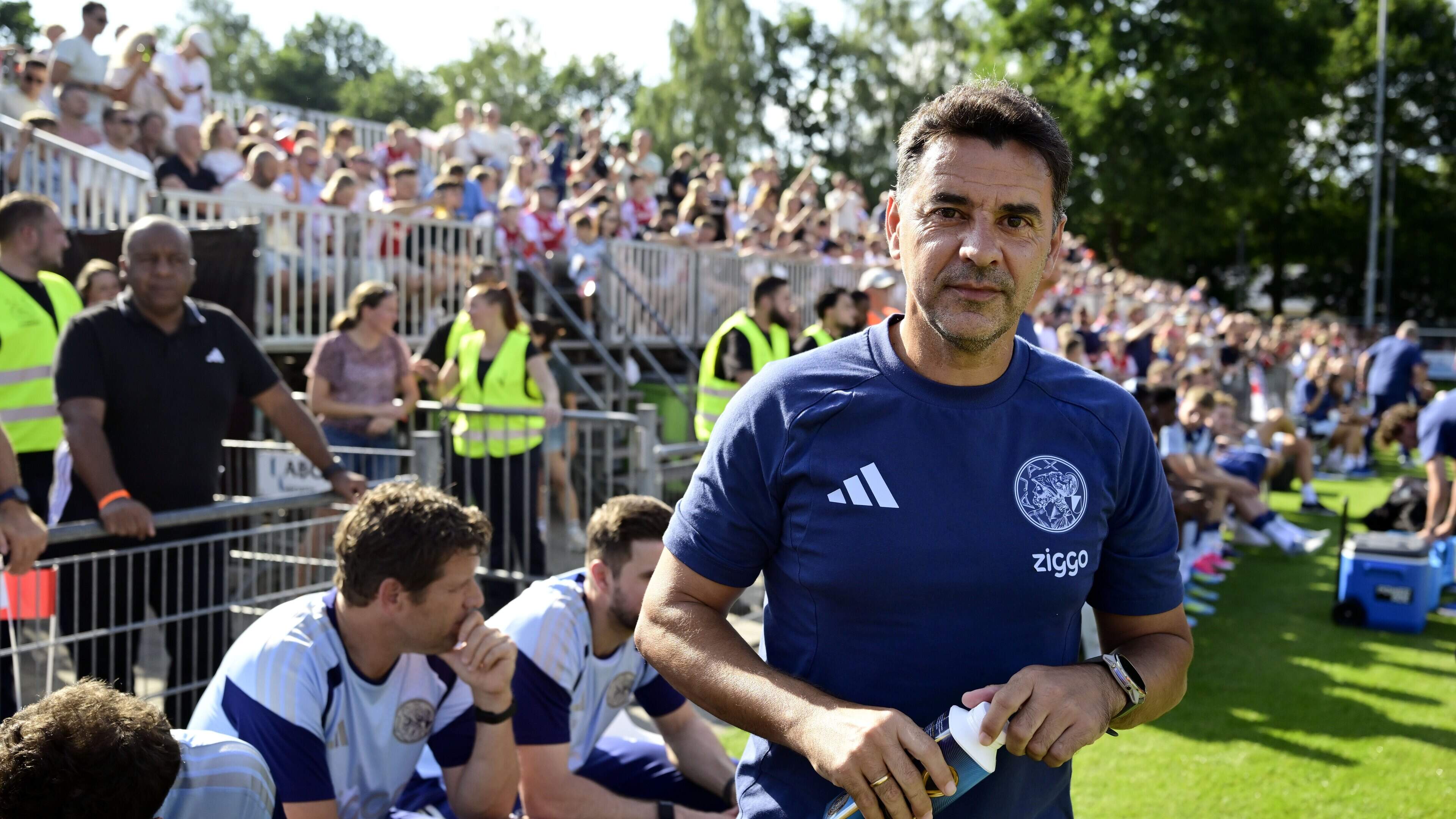 Ajax-trainer Míchel ziet dat er nog ’veel te verbeteren is’: ’Maar het toernooi begint al’