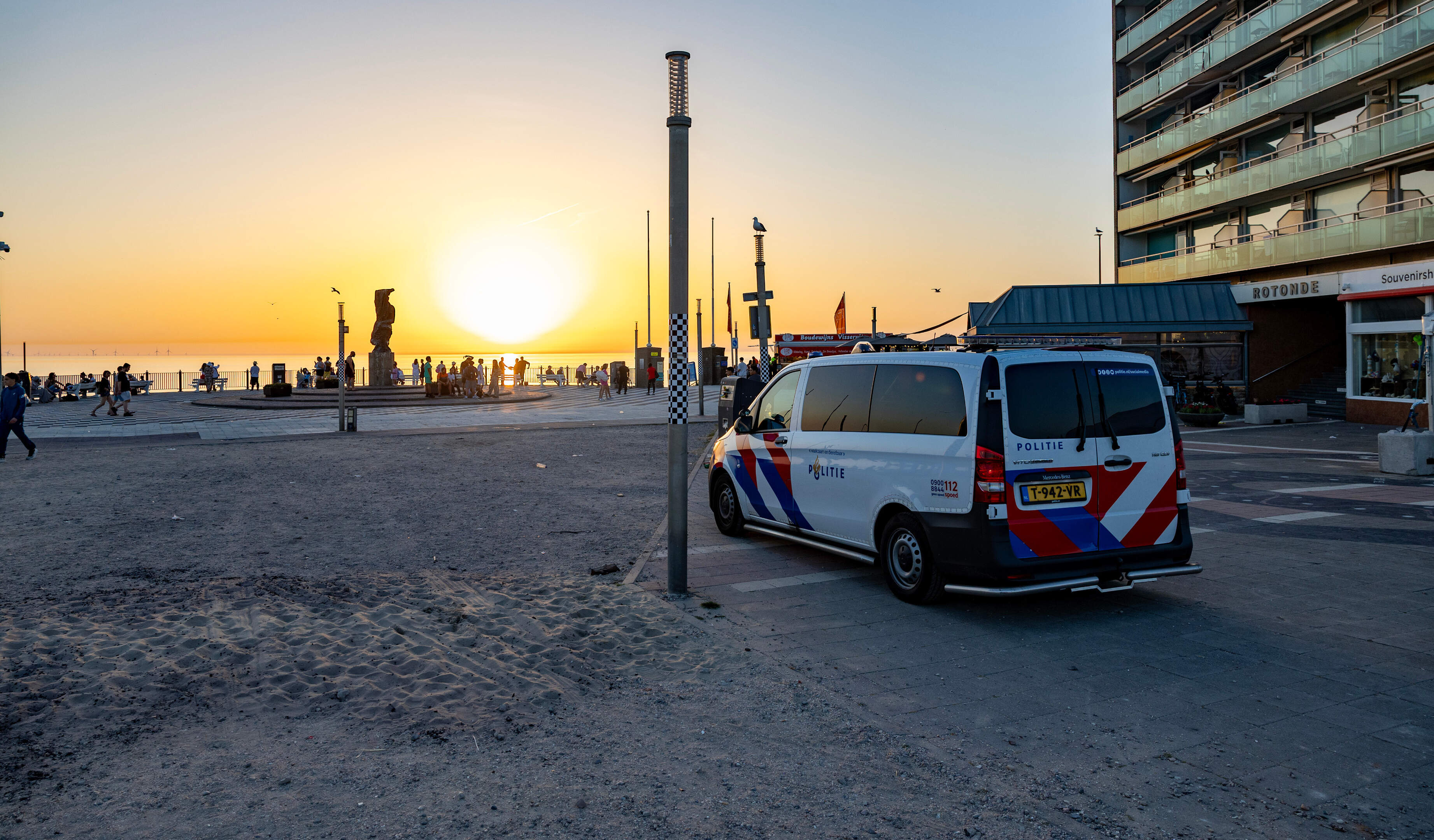 Worsteling met relschoppers die boulevards onveilig maken: ’Een opgepakte jongere is eerder weer thuis dan dat de dienst van de agent erop zit’
