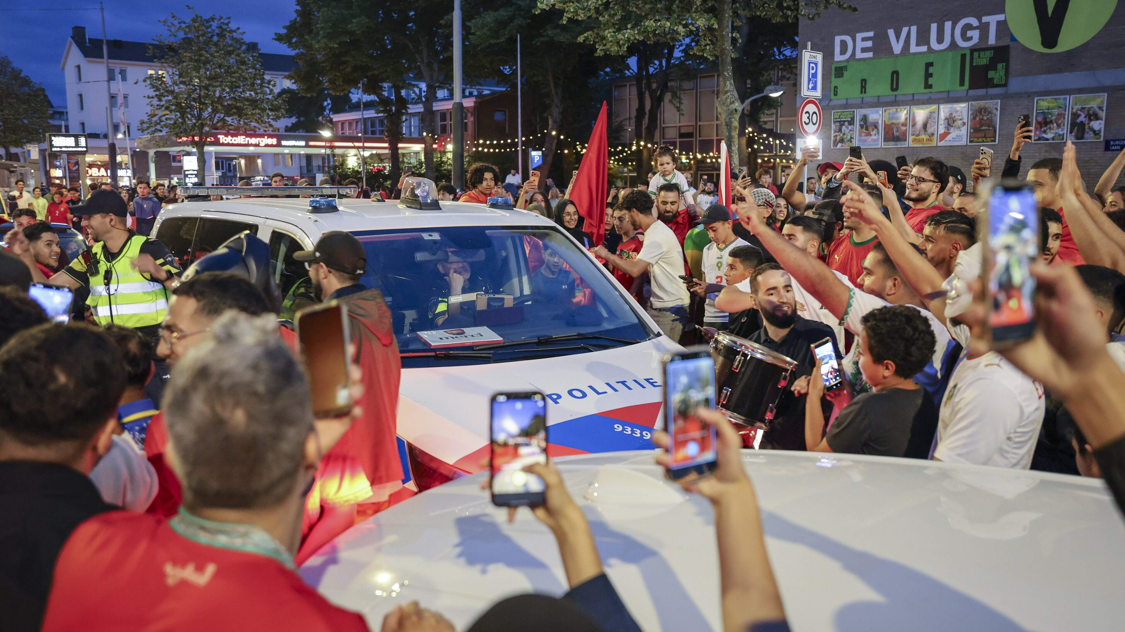 Ergernis en zorgen om de-escalatie Amsterdam na winst Marokko: ’Relschoppers zien optreden van politie als pure zwakheid’