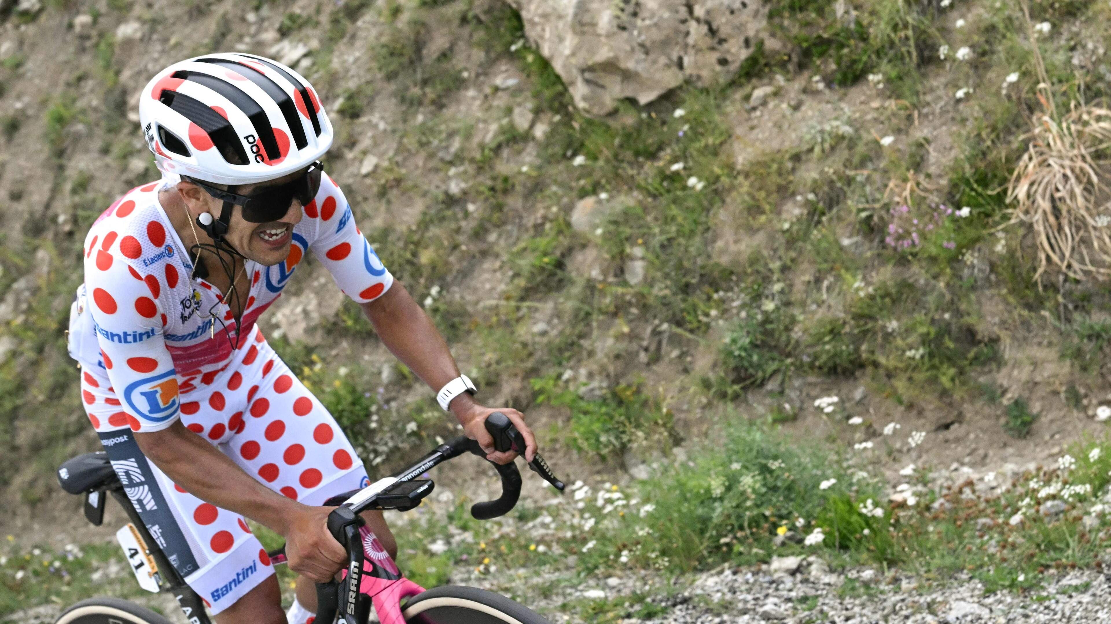 Sepp Kuss vergooit ritzege met valpartijen in afdaling, Richard Carapaz profiteert en wint koninginnenrit Tour