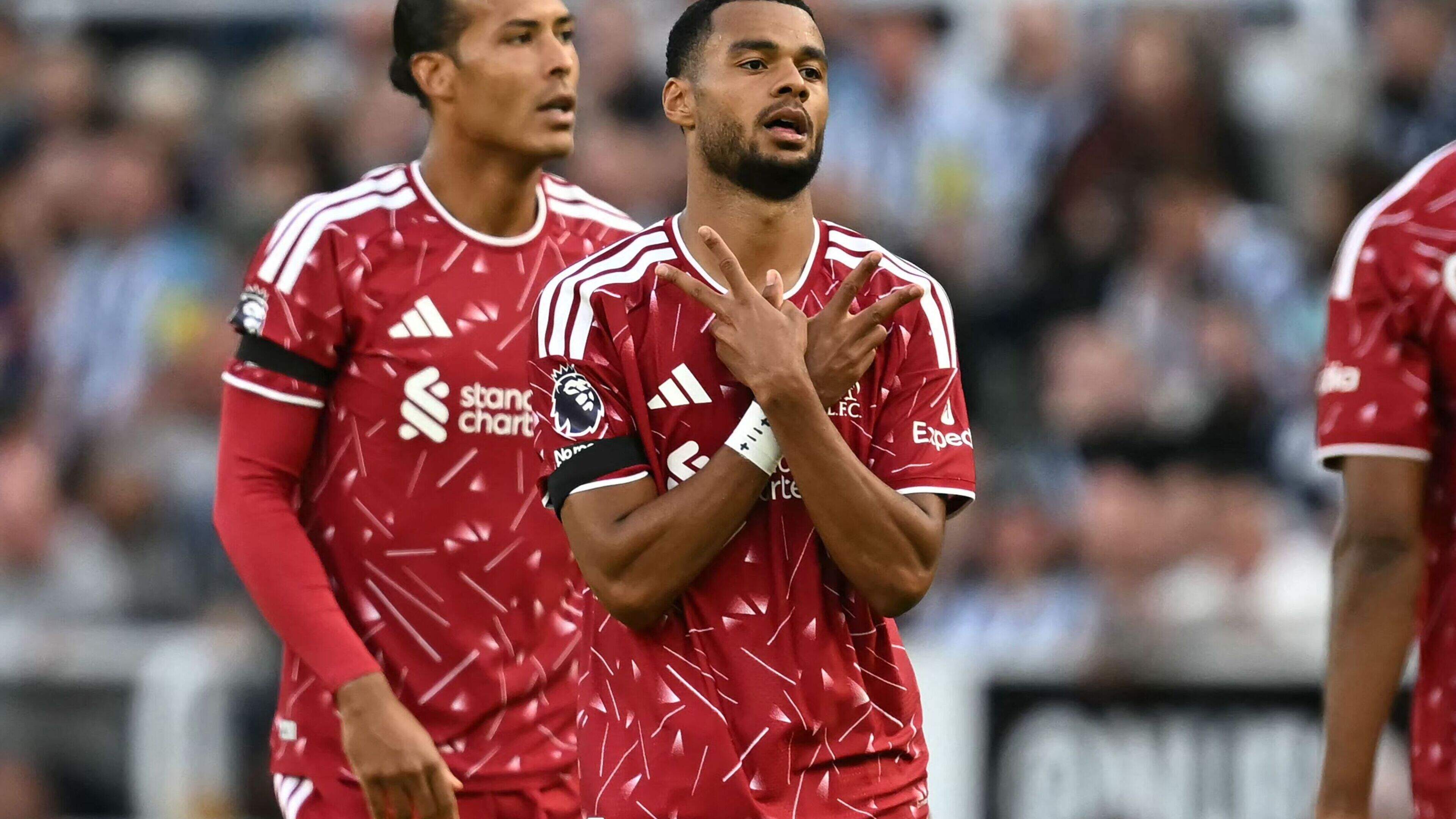 Liverpool verspeelt in eerste duel zonder Slot punten ondanks goal Gakpo, Manchester City ontsnapt in slotfase