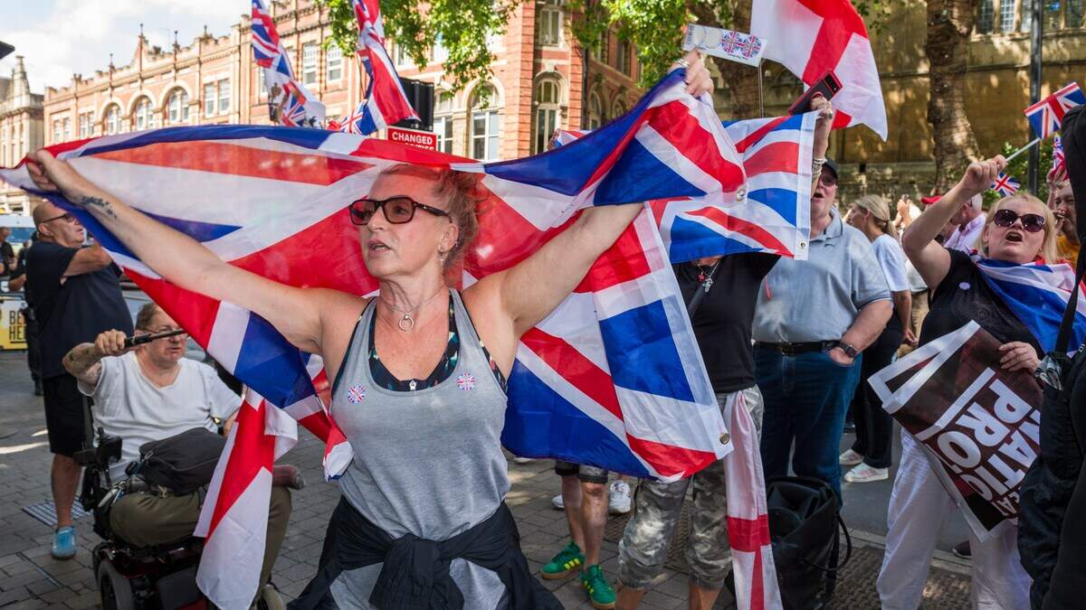 イギリス人は亡命ホテルに対するデモでいっぱいの「暑い」週末の準備をしています