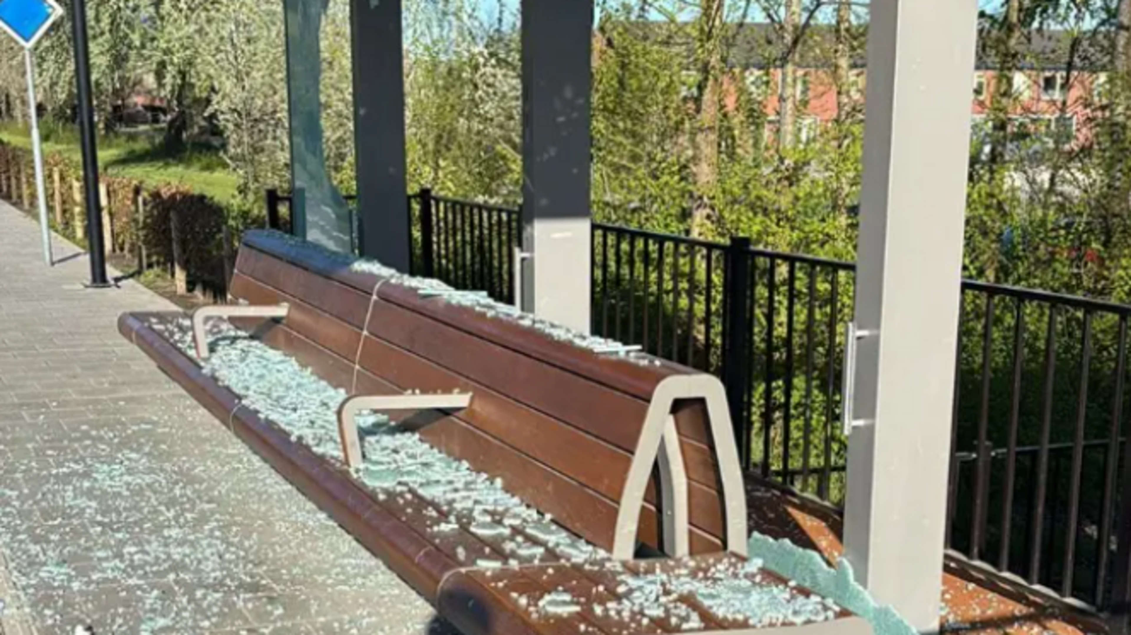 ProRail deelt beelden van door vandalen ’compleet kapotgeslagen’ station Delfzijl: schade van 100.000 euro