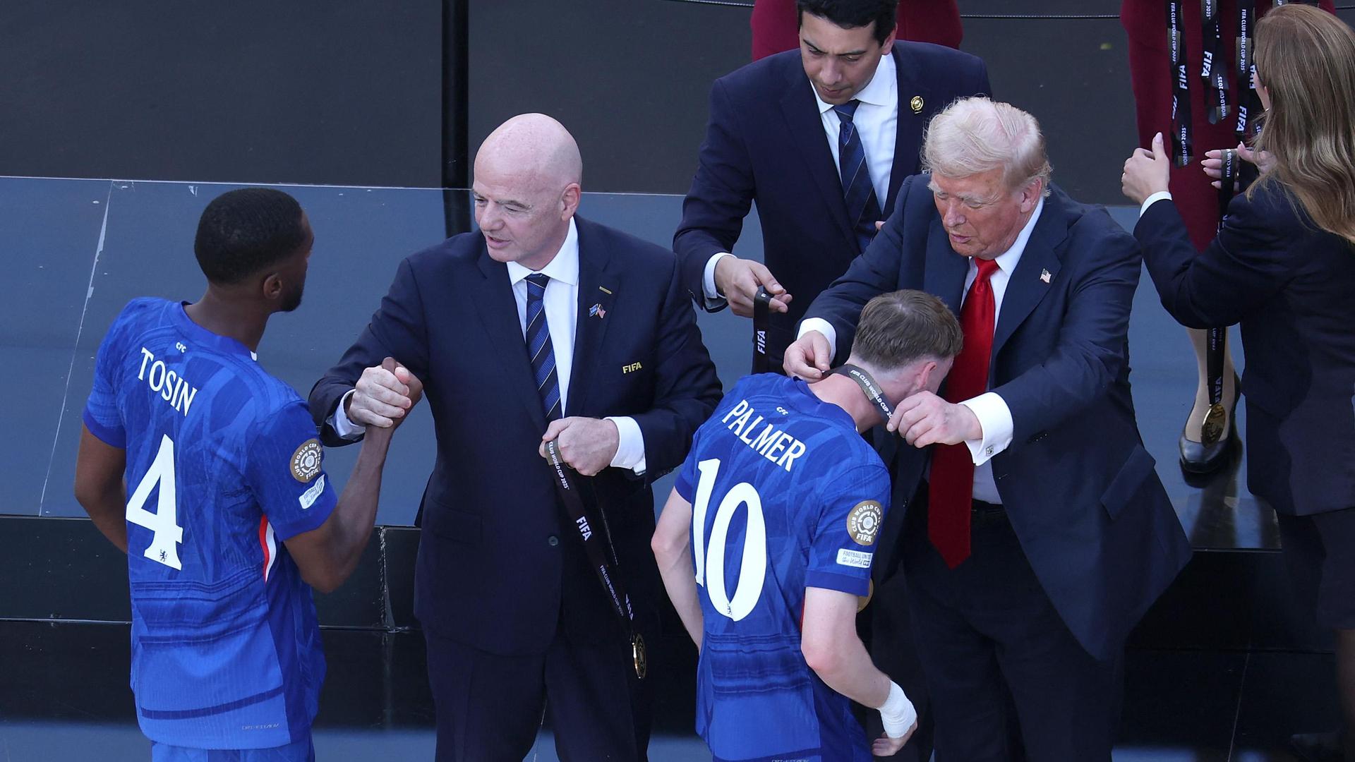 Gianni Infantino en de Amerikaanse president Donald Trump delen medailles uit aan wereldkampioen Chelsea.