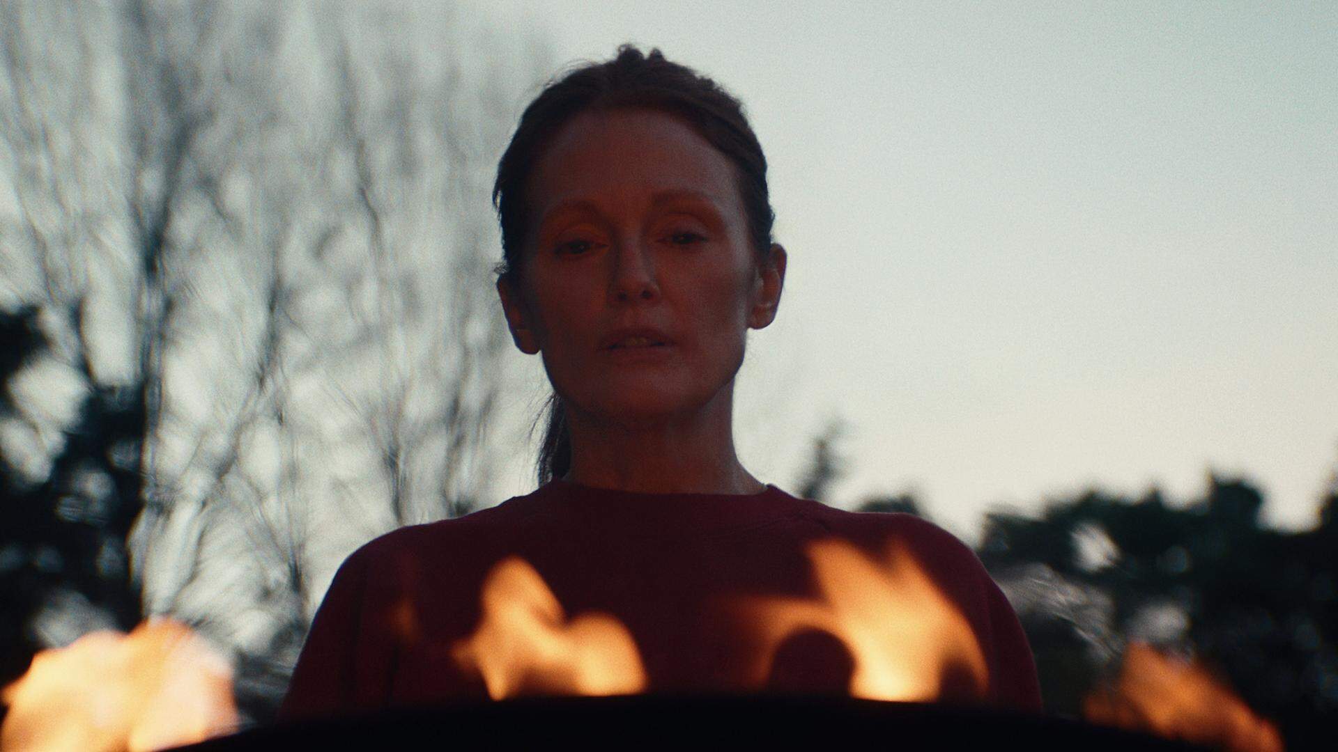Kate (Julianne Moore) denkt haar dochter te helpen, maar ontdekt dat er iets niet in de haak is.
