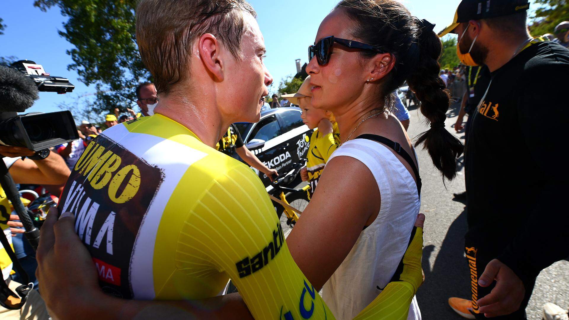 Jonas Vingegaard en zijn vrouw Trine Hansen tijdens de Tour de France van 2022.