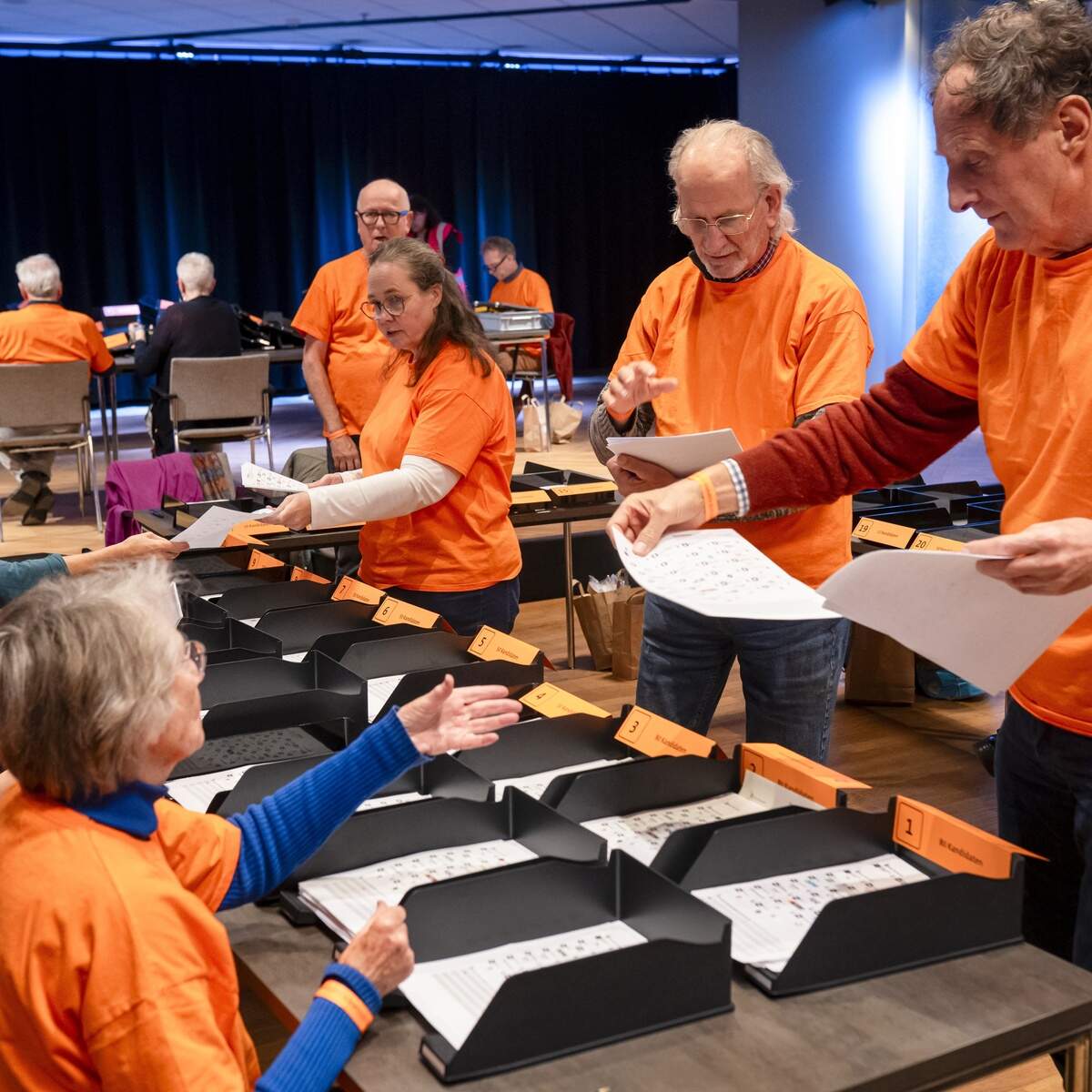 DEN HAAG - Stembureauleden tellen in het World Forum de briefstemmen die door kiesgerechtigden uit het buitenland zijn ingevuld op stembiljetten. Nederland ging naar de stembus voor de Tweede Kamerverkiezingen. ANP LINA SELG