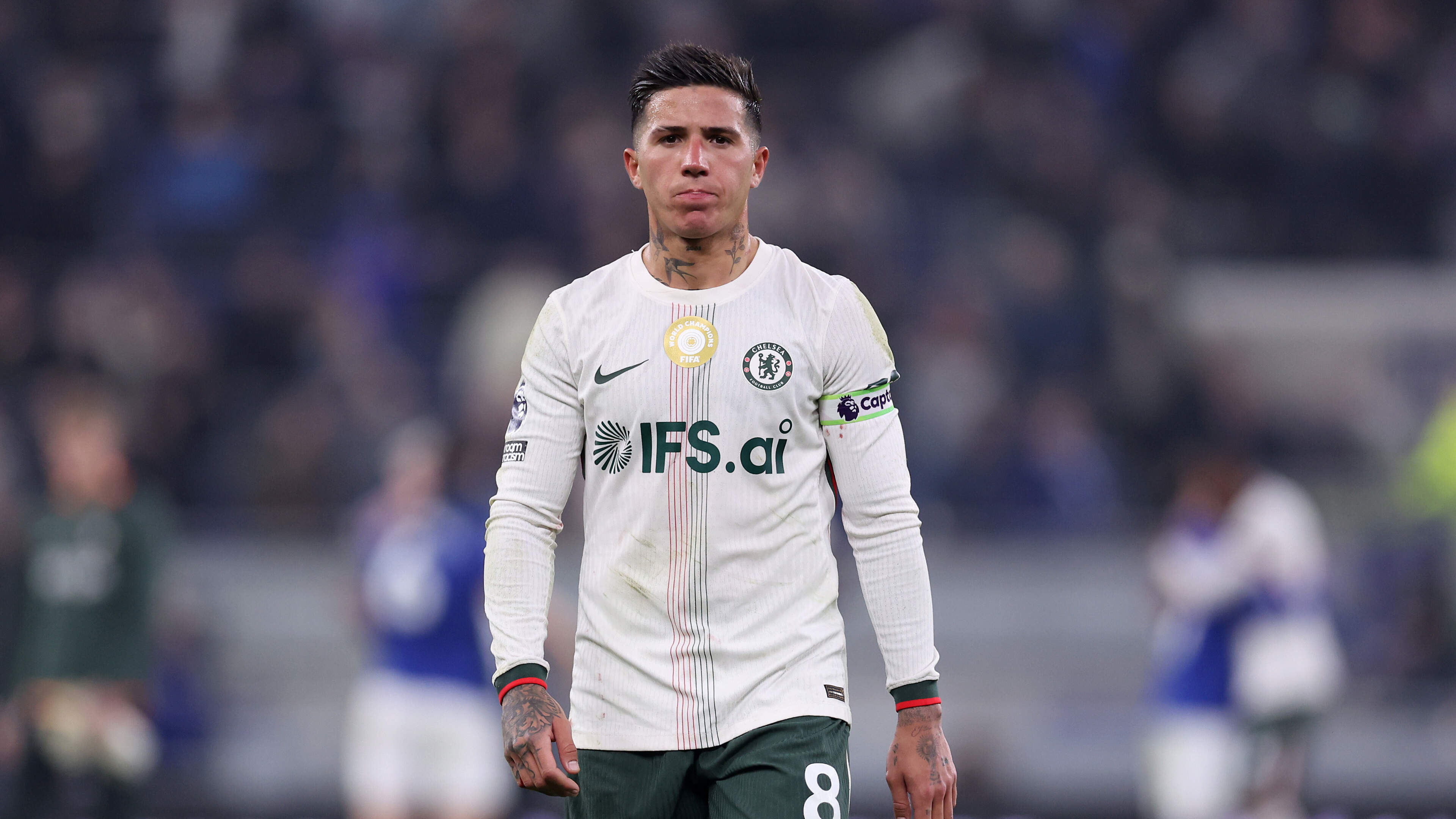 Chelsea-middenvelder Enzo Fernandez verontwaardigd na schorsing: ’Straf is volkomen oneerlijk’