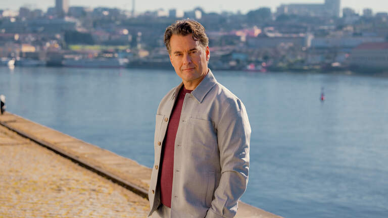 Ook in het jubileumseizoen is Rik van de Westelaken de presentator van Wie is de mol?