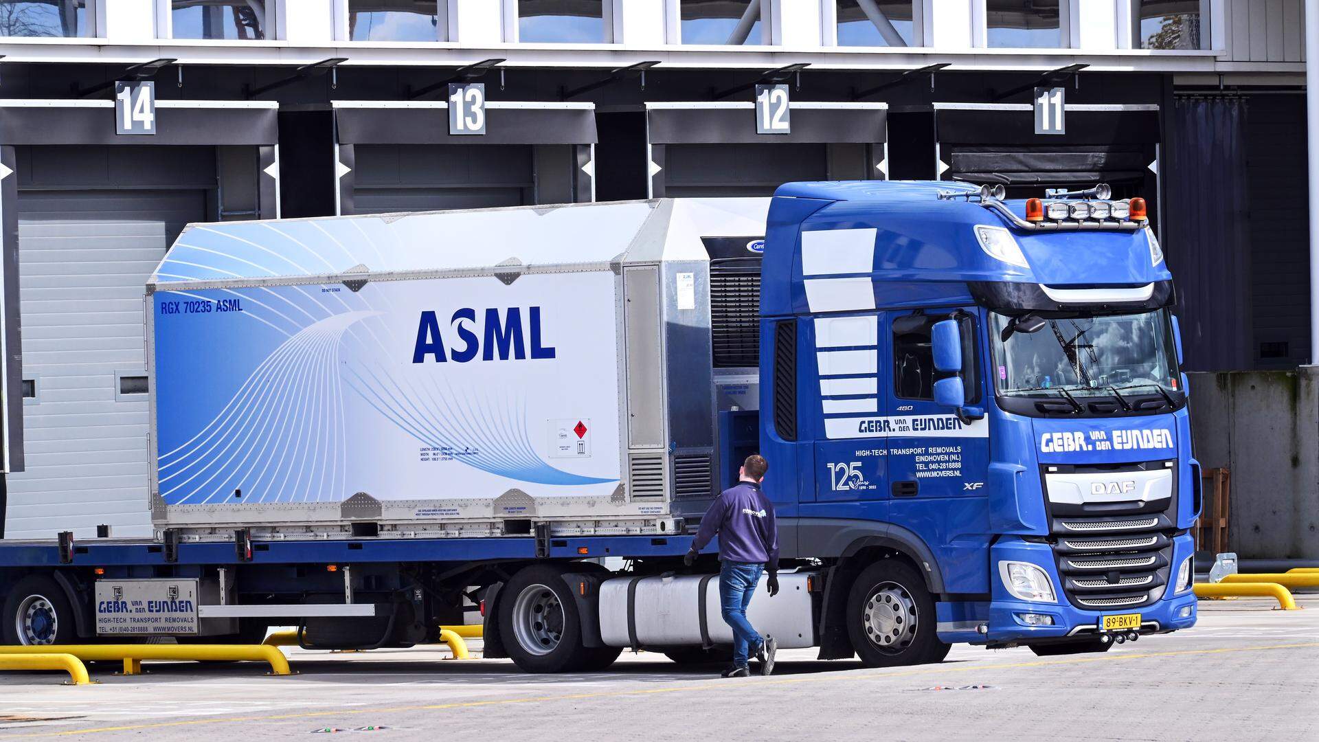 Een chipmachine van ASML wordt verscheept naar een klant.