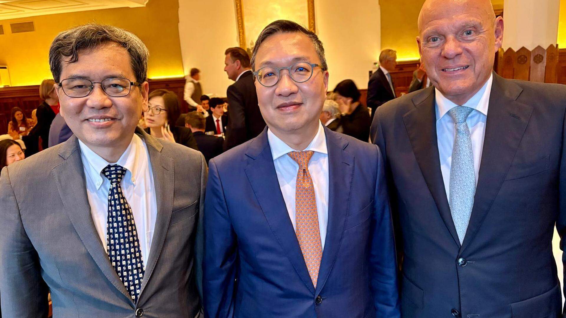 Ambassadeur Tan Jian (l.), Paul Lam (m.) en Hans Poulis.