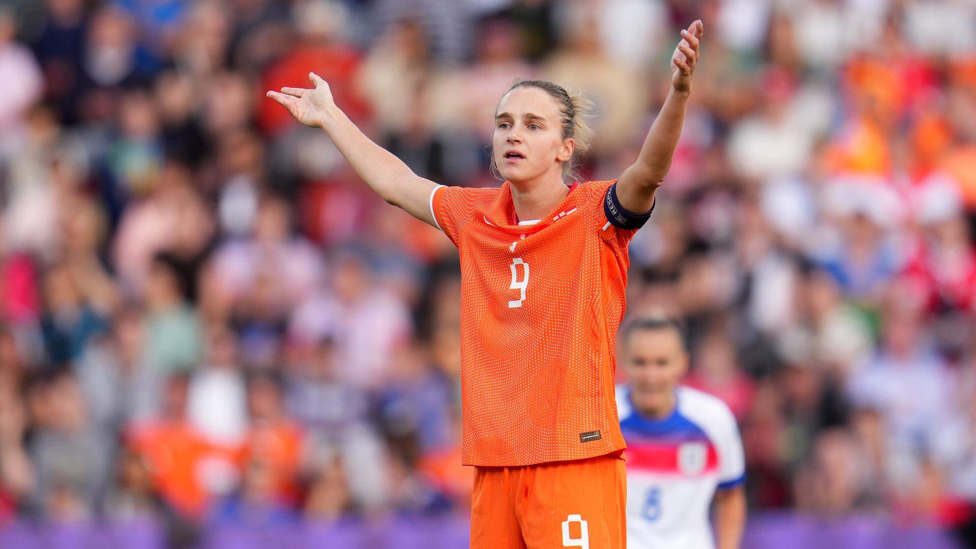 Vivianne Miedema moet tegen Frankrijk genoegen nemen met een plaats op de reservebank.