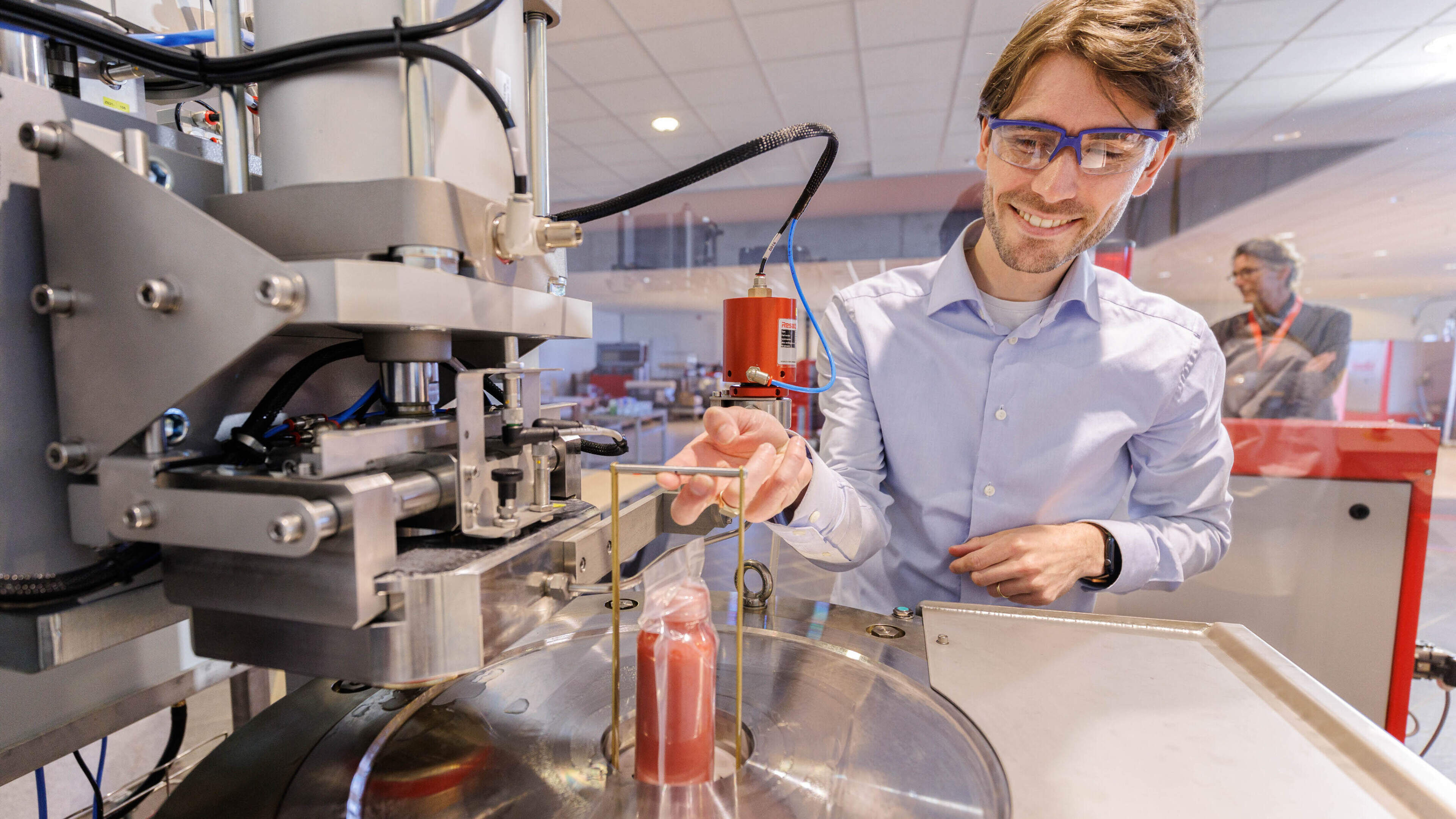 Deze Nederlandse drukmachine doodt bacteriën met kracht van 150 olifanten tegelijk: vruchtensap blijft daardoor weken langer goed