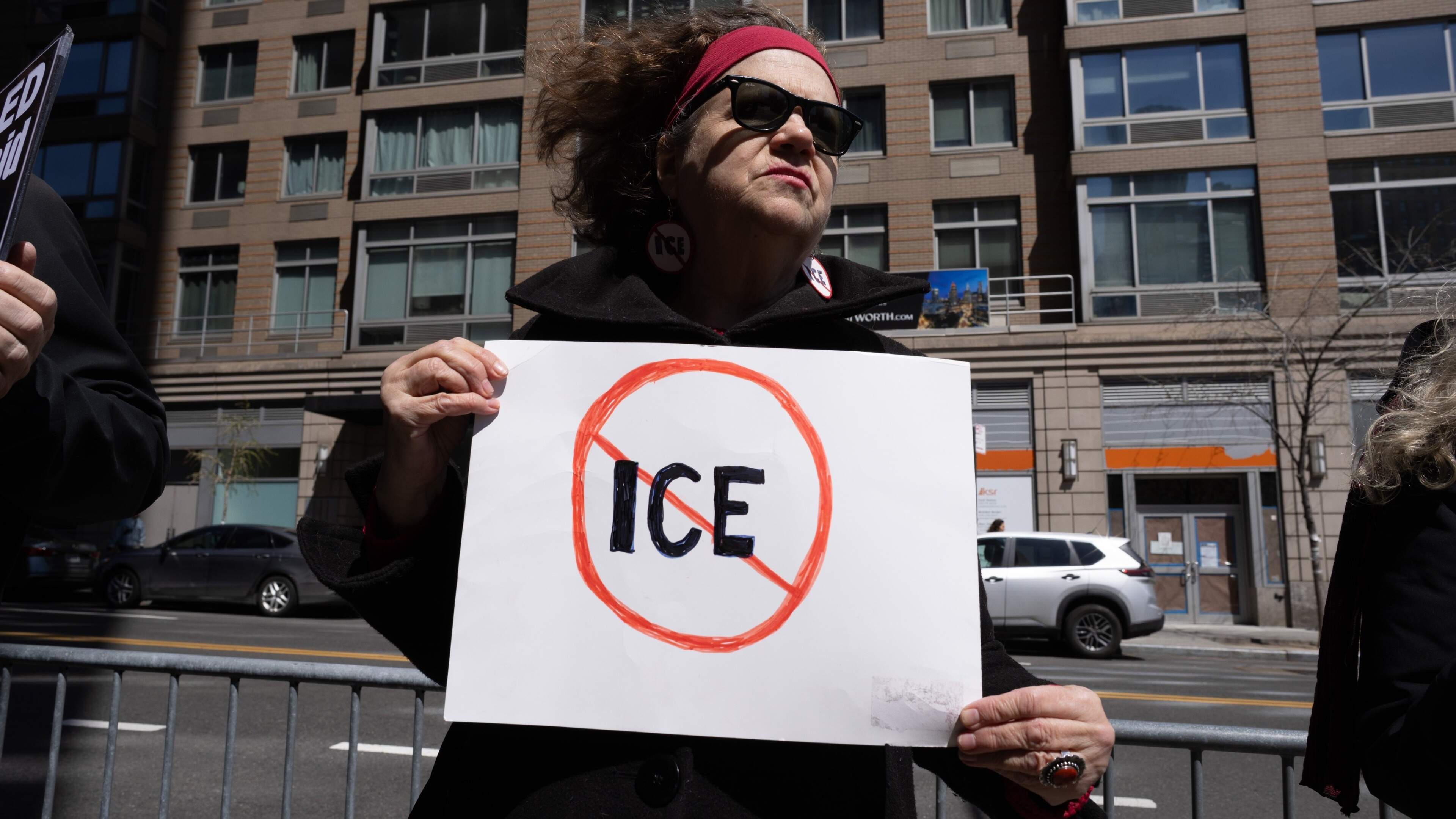 Franse vrouw (86) belandt in detentiecentrum ICE na hereniging met oude liefde: ’Een slechte Amerikaanse film’