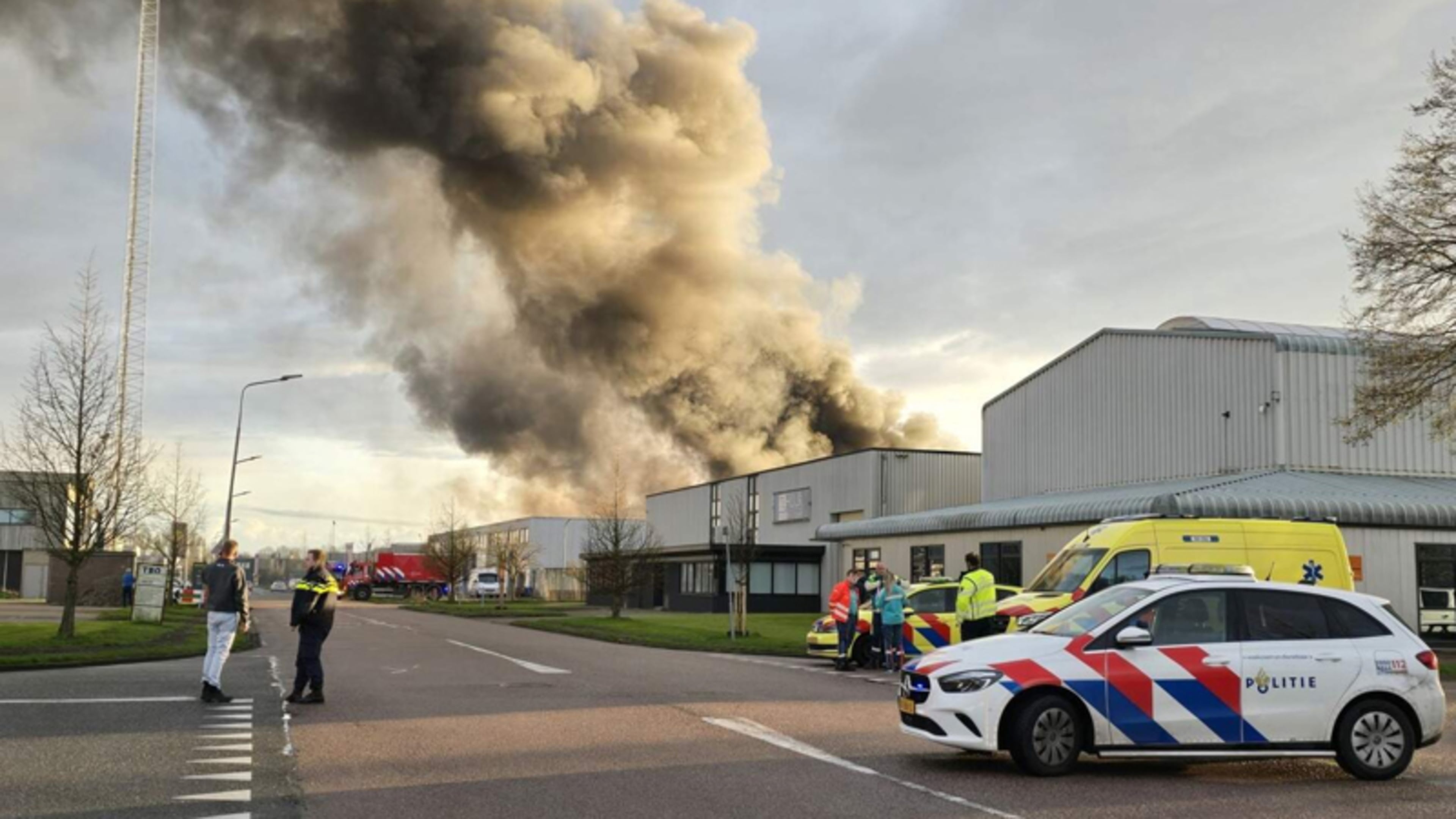 Grote brand in bedrijfspand Obdam onder controle
