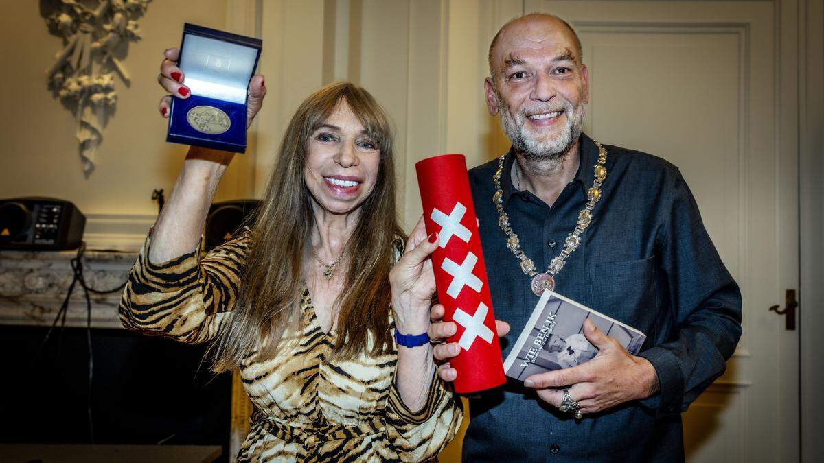 Ex-sekswerkster Metje Blaak krijgt hoogste onderscheiding van Amsterdam: ’Zullen we dan nu maar een borrel drinken?’