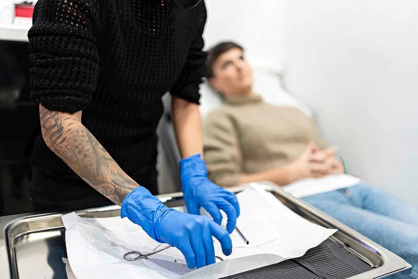 ’Omdat mijn man het zo sexy vond, liet ik een tepelpiercing zetten; pure horror’