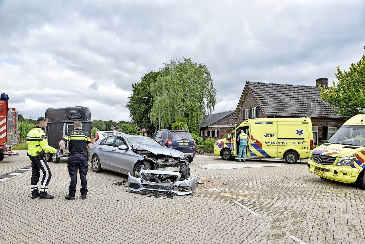 Ongeluk met drie auto’s in Biezenmortel, slachtoffer overleden