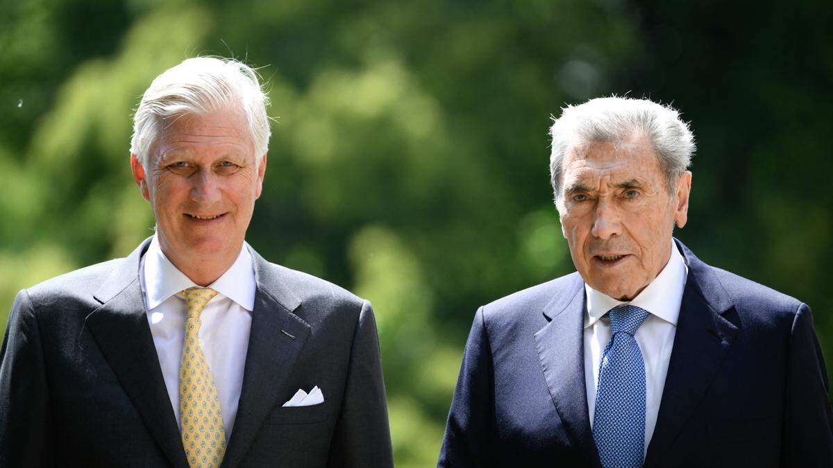Koning Filip ontvangt Eddy Merkcx op koninklijk paleis en schenkt Belgische wielerheld uniek cadeau voor 80e verjaardag