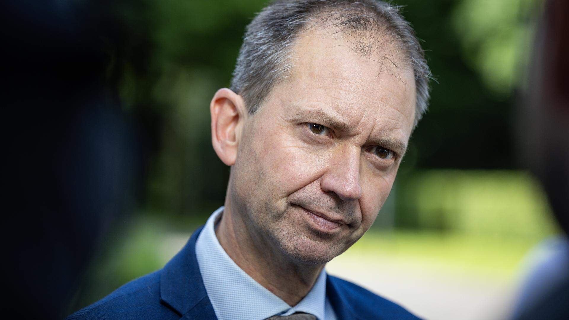 Kort nadat duidelijk werd dat Nicolien van Vroonhoven van het lijsttrekkerschap van NSC afziet, heeft minister Eddy van Hijum (Sociale Zaken) laten weten zich wel kandidaat te willen stellen.