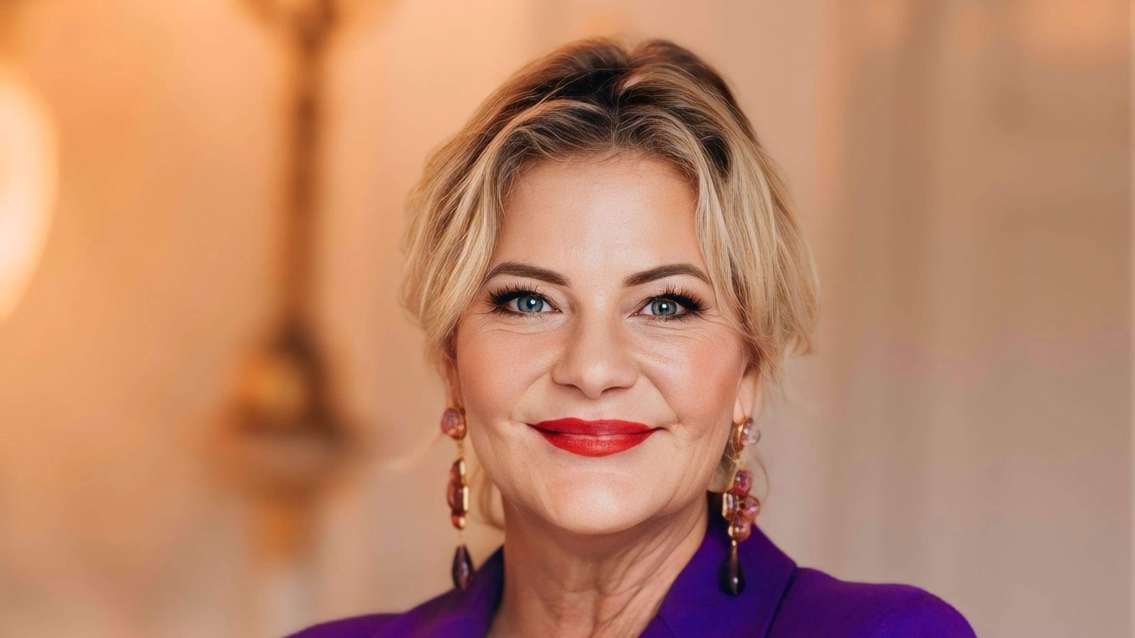 Koningshuisdeskundige Justine Marcella (55): ’Ik werk sinds mijn vijftiende op Koningsdag, maar heb dit jaar voor het eerst vrij genomen’