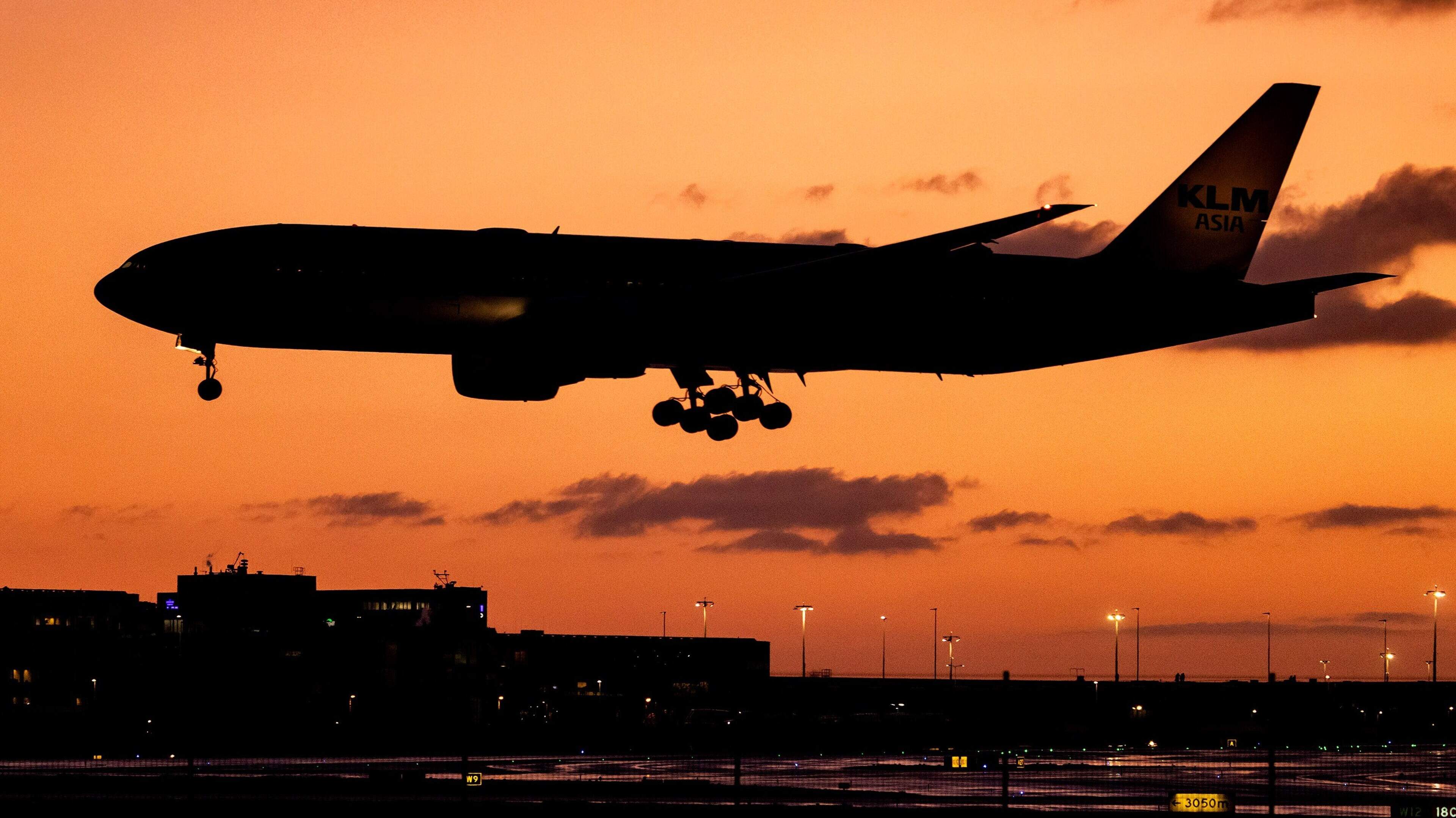 Geluidsoverlast Schiphol fors gedaald, toch snijdt KLM verder in nachtvluchten: ’Ingrijpende maatregel’