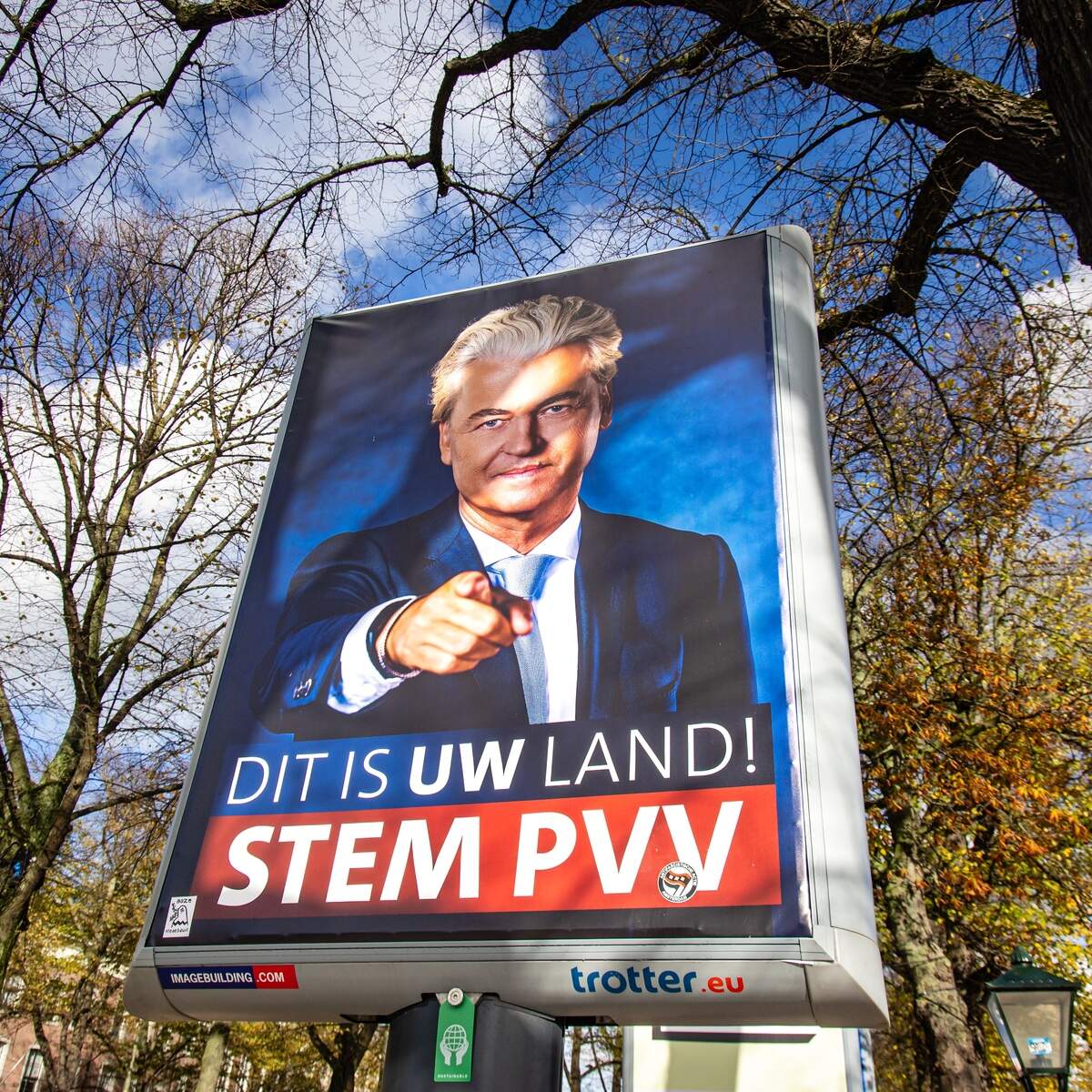 DEN HAAG - Verkiezingsborden aan de Lange Vijverberg voor de Tweede Kamerverkiezingen op 29 oktober. ANP / Hollandse Hoogte / Sandra Uittenbogaart