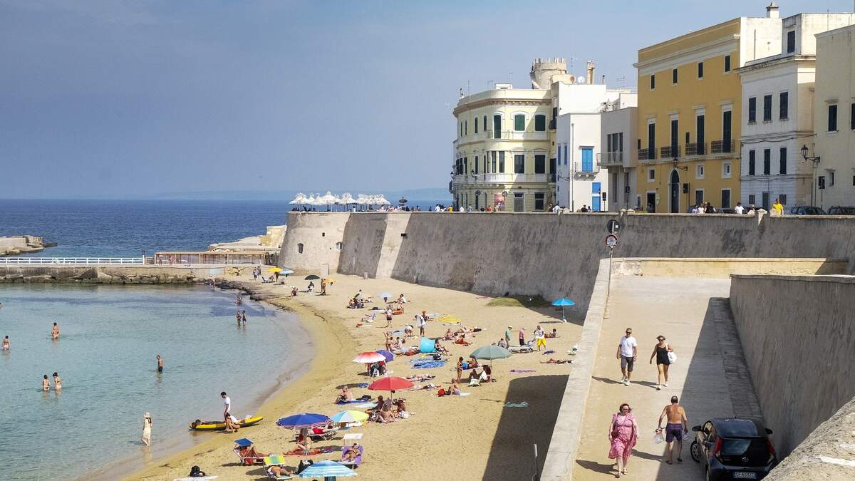 イタリアの海辺の町ガリポリの裸の観光客に最大150ユーロの罰金