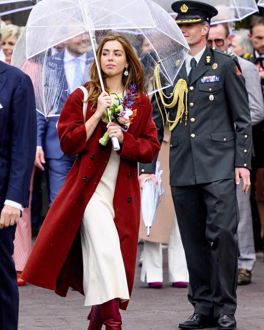 ’Ariane droeg een suède bruine jas tijdens Koningsdag 2021. Het bijzondere is dat Máxima deze jas droeg vlak na de geboorte van Ariane.’
