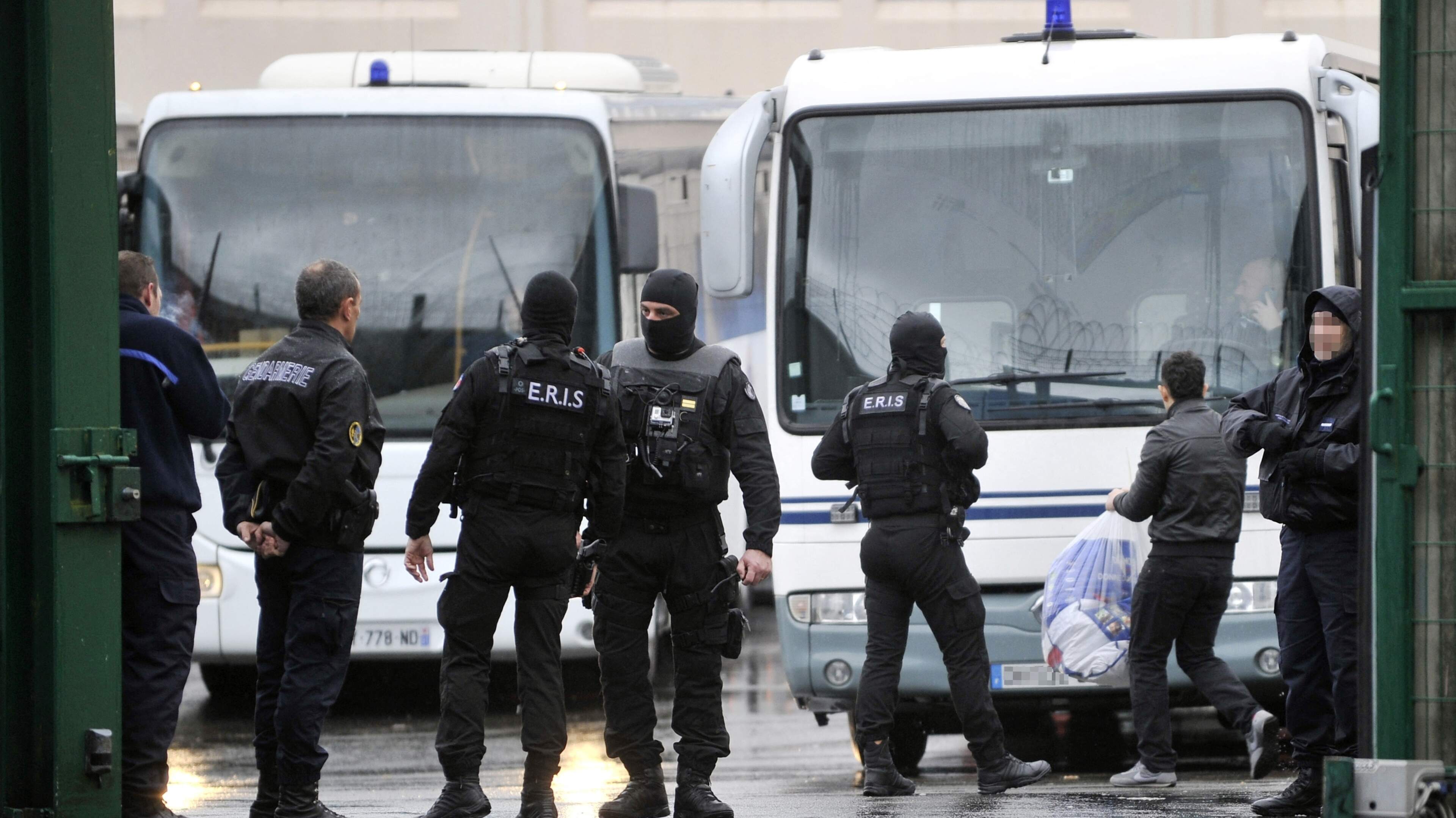 Gewapende man schiet slachtoffer neer in Frans café en vlucht naar Nederland: rechter twijfelde over detentie in Franse cel