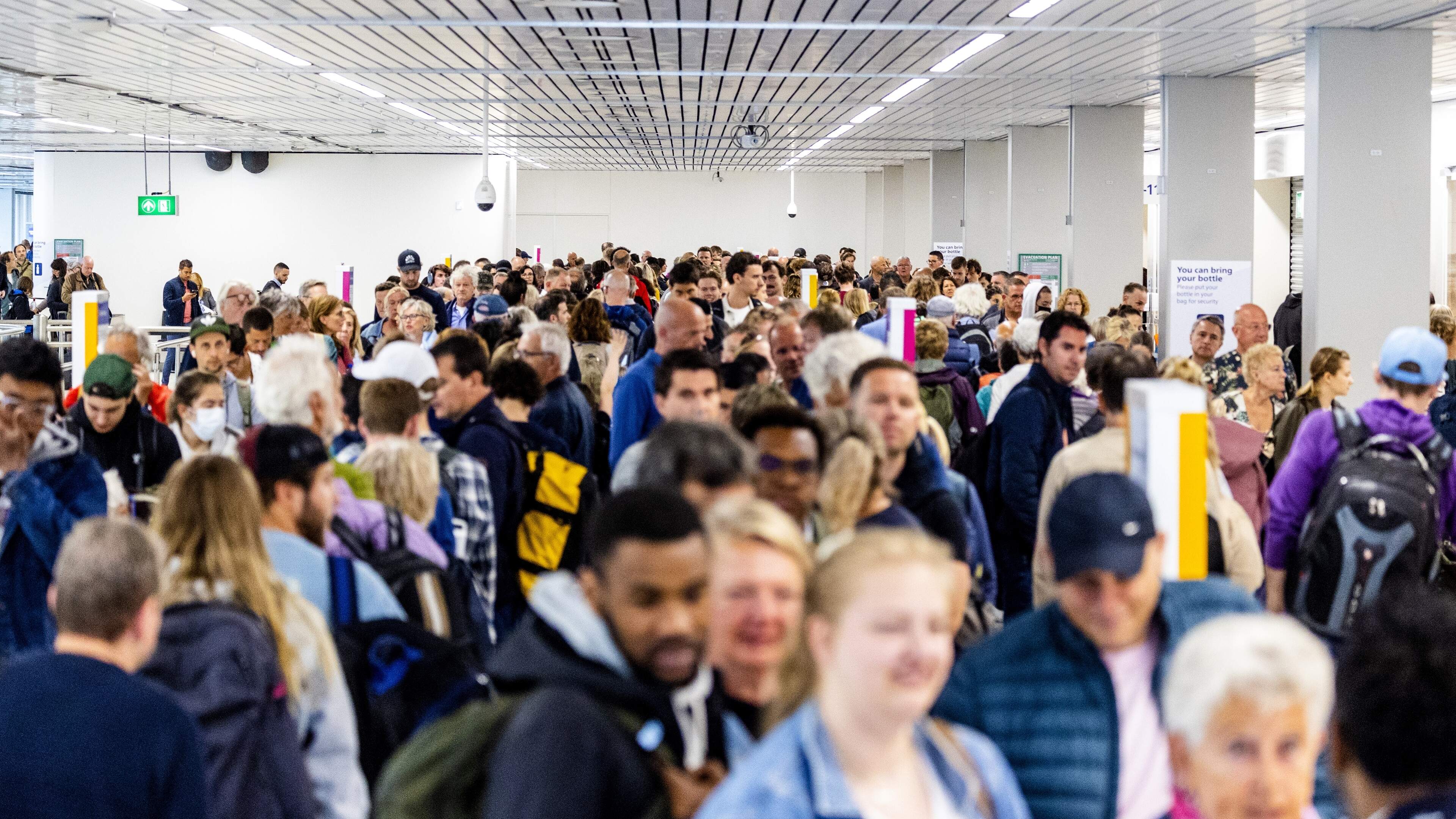 Lange rijen op Schiphol bij handbagagecontrole: ’Drama voor reizigers’