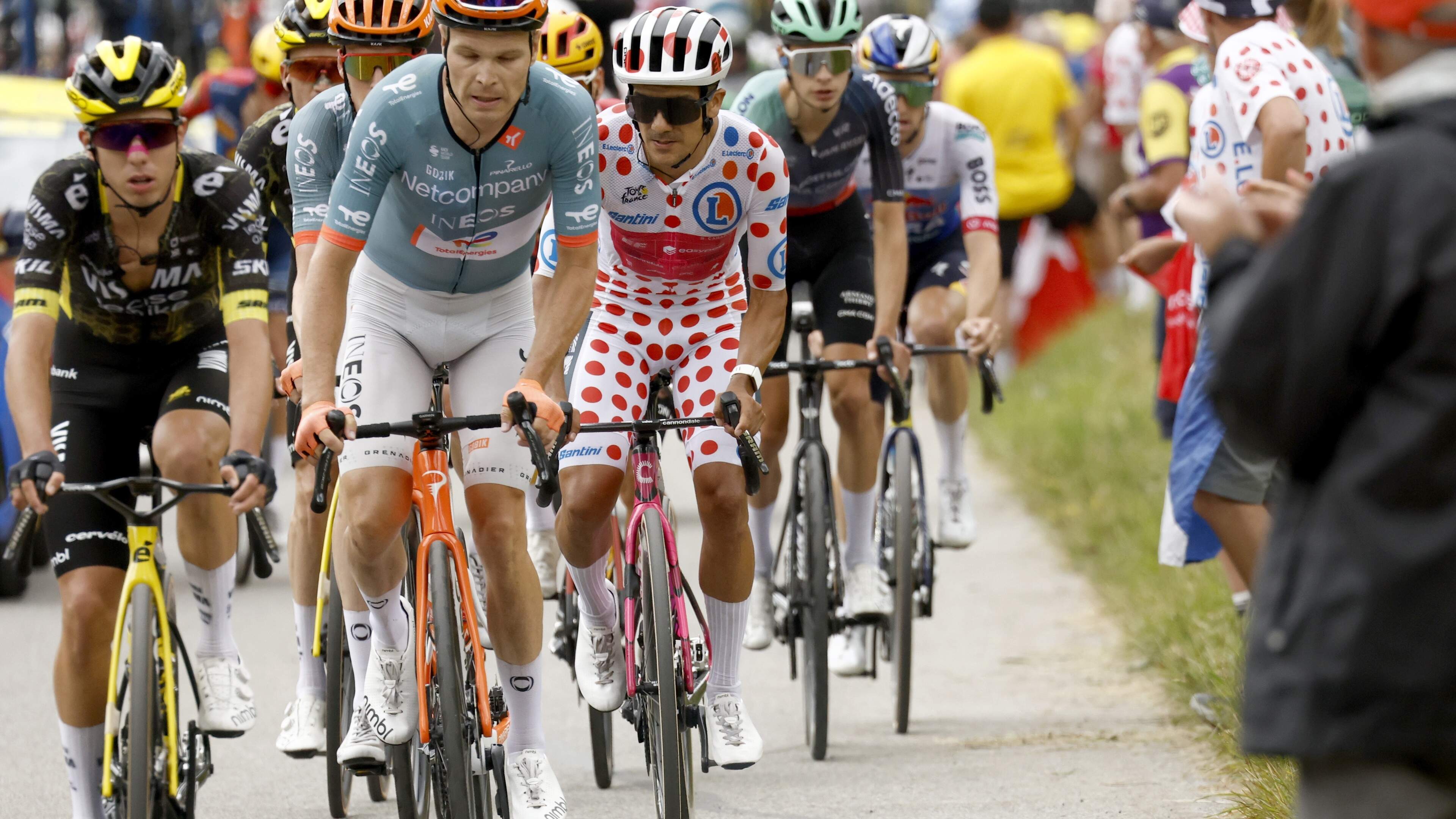 LIVE Tour de France | Richard Carapaz gooit onder anderen Thymen Arensman overboord met aanval