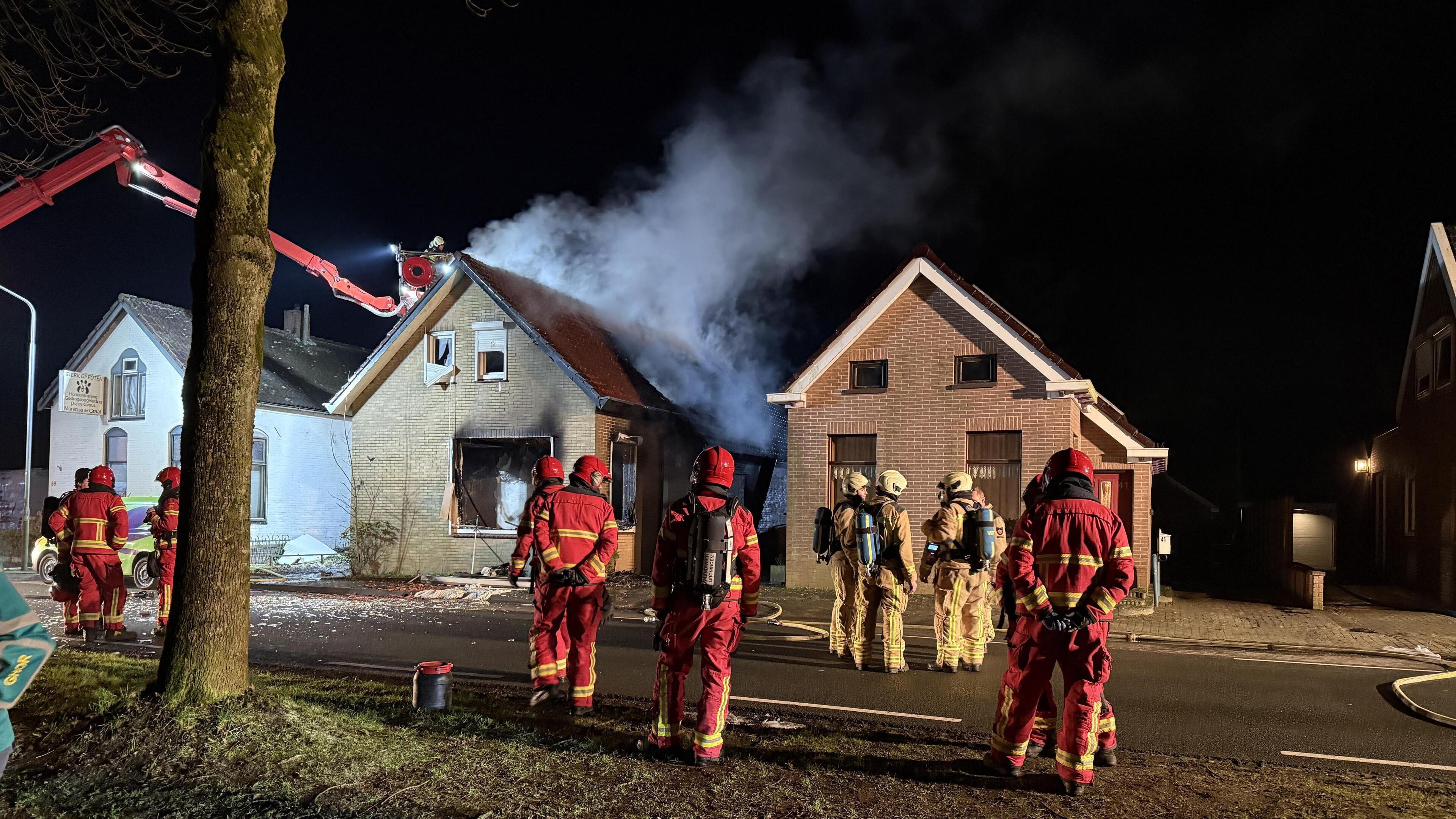 Twee gewonden door brand in woning in Drentse Valthermond na vermoedelijke explosies: ’Aanzienlijk l
