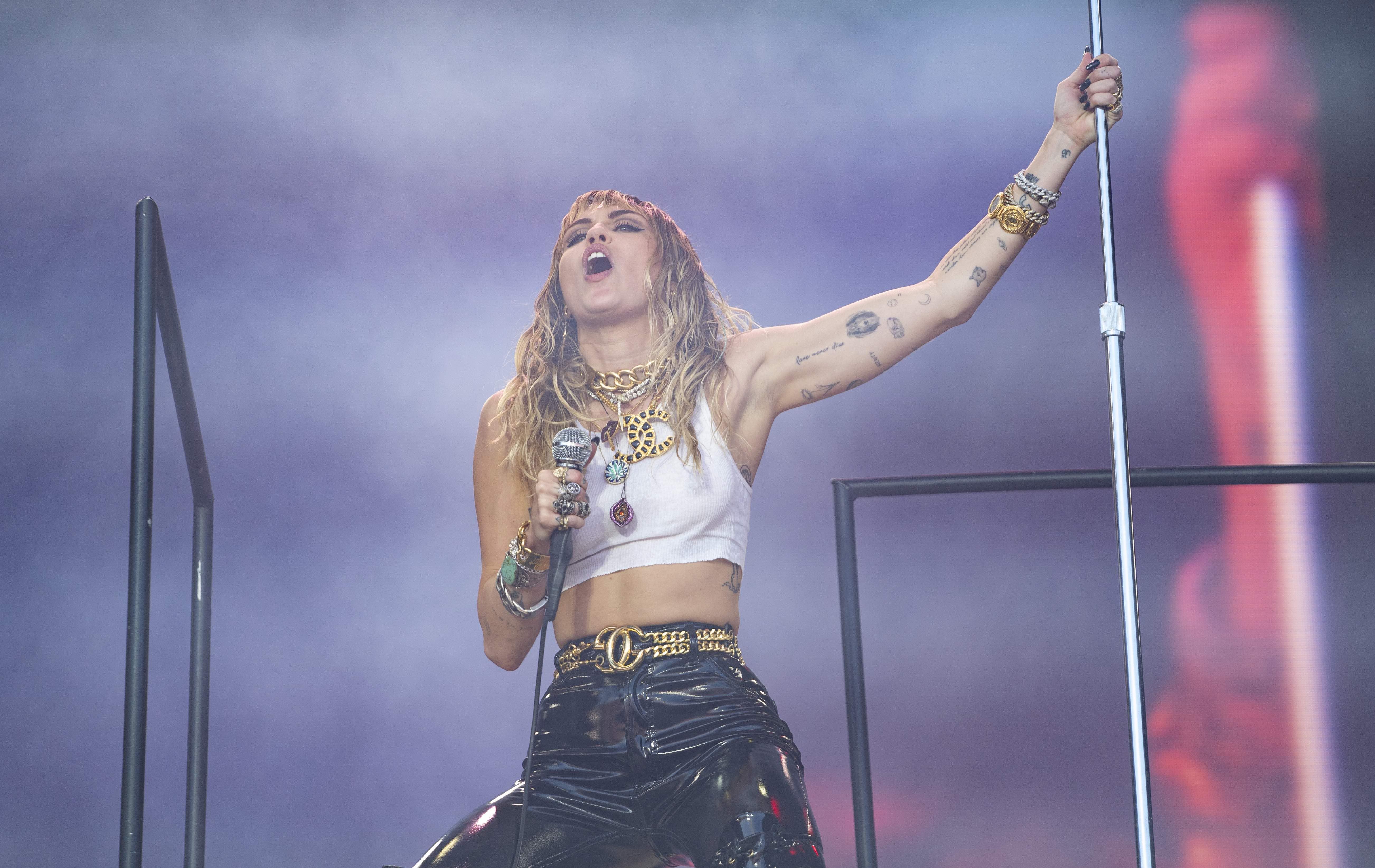 Spannende Miley Cyrus Tante Ebenbild