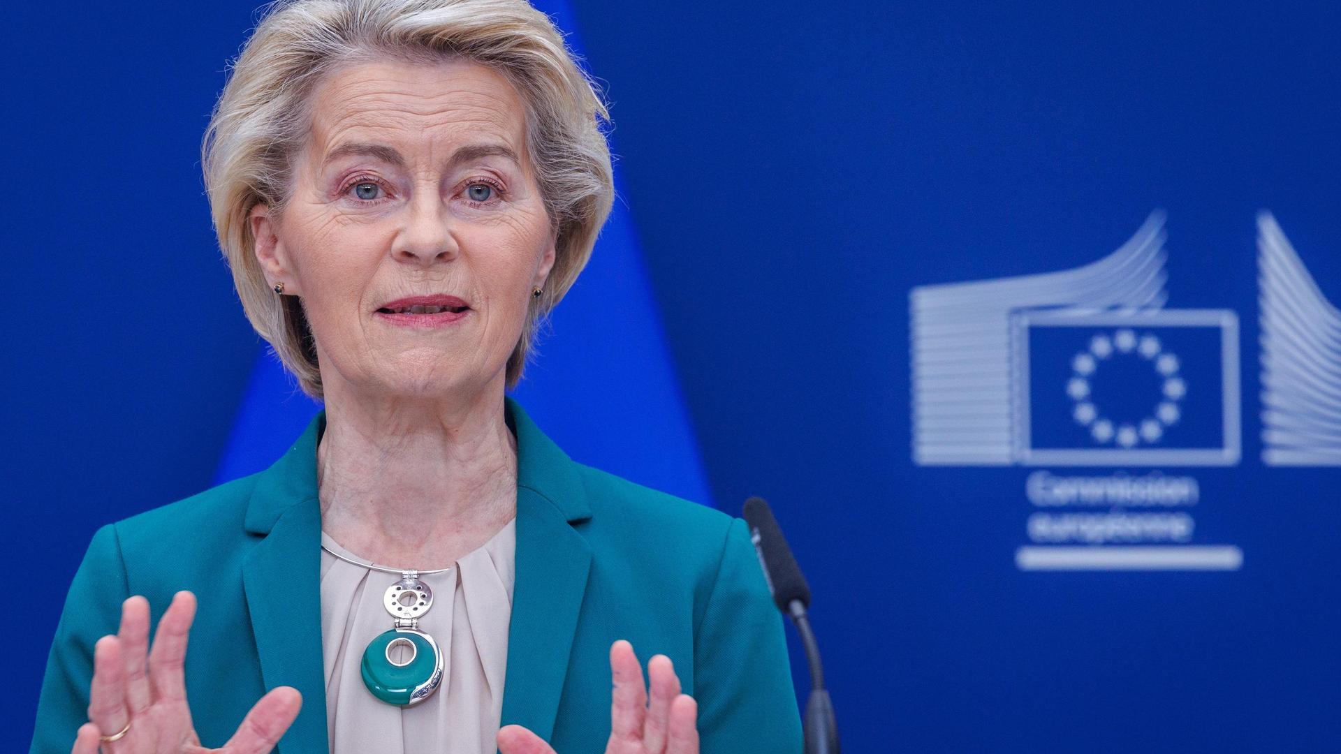 epa12235349 European Commission President Ursula von der Leyen answers a question about US import tariffs during a joint press conference with President of the Republic of Indonesia, Prabowo Subianto (not pictured), at the European Commission in Brussels, Belgium, 13 July 2025.  EPA/OLIVIER MATTHYS