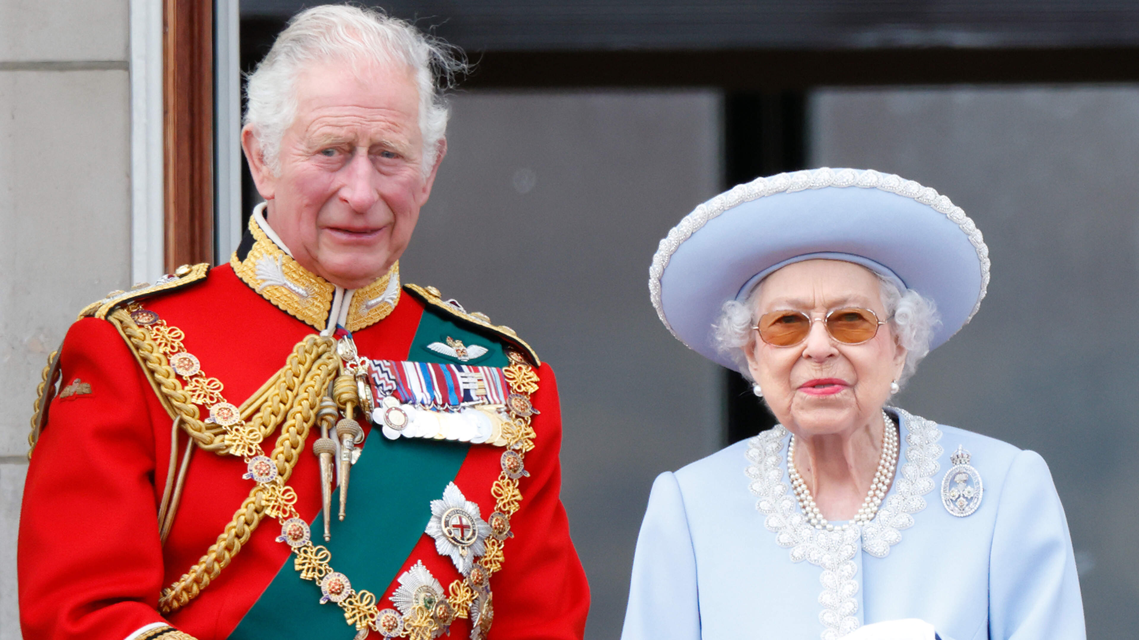 Met een tv-toespraak en een receptie op het paleis: koning Charles eert zijn moeder op haar 100e geboortedag