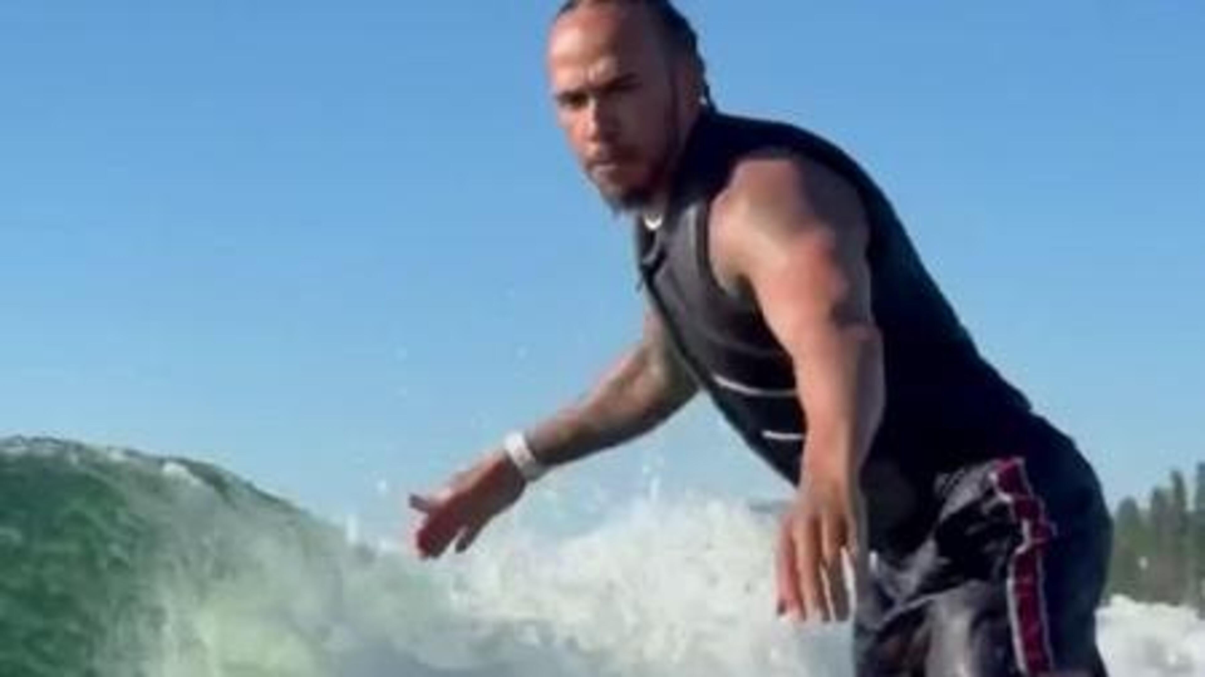 Sergio Pérez reageert op surfvideo Lewis Hamilton: ‘100% AI’