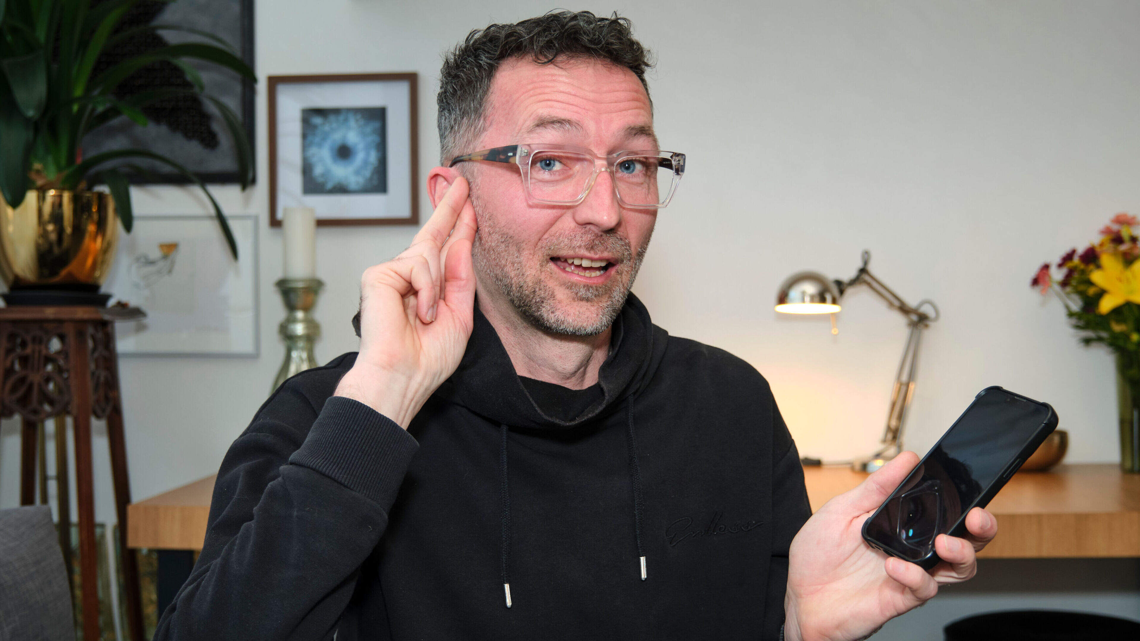 Marcin (47) is doof, maar blijft gebeld worden door het ziekenhuis én UWV: ’Mijn vertrouwen is weg’