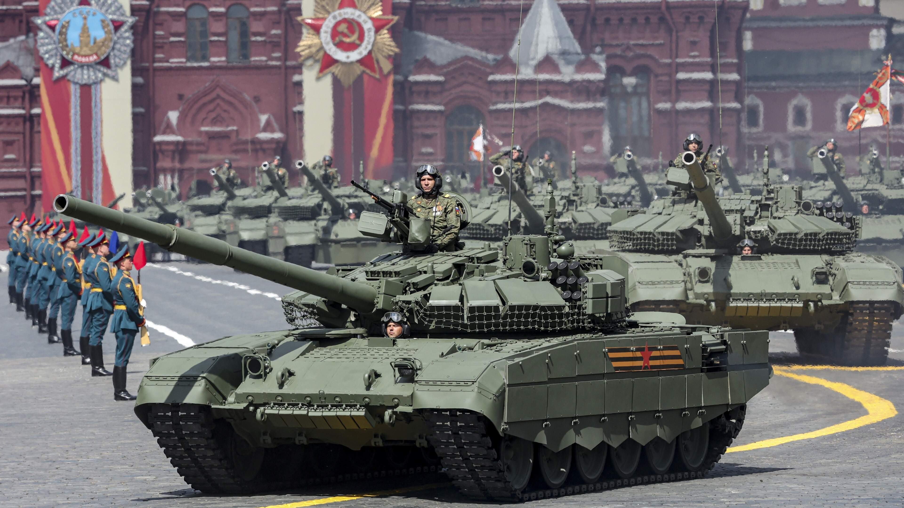 LIVE | Zijn de tanks op? Rusland houdt prestigieuze militaire parade zonder rollend materieel om ’huidige operationele situatie’