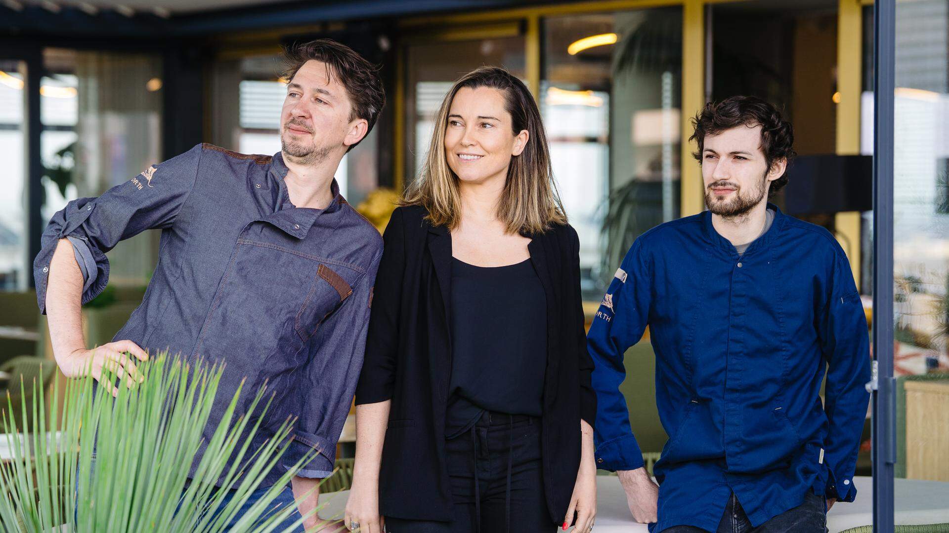 Visrestaurant North in Oostende wordt gerund door chef Jan Liebrechts (links) en zijn vrouw Silke Beirens. Rechts sous-chef Javi Damme. 