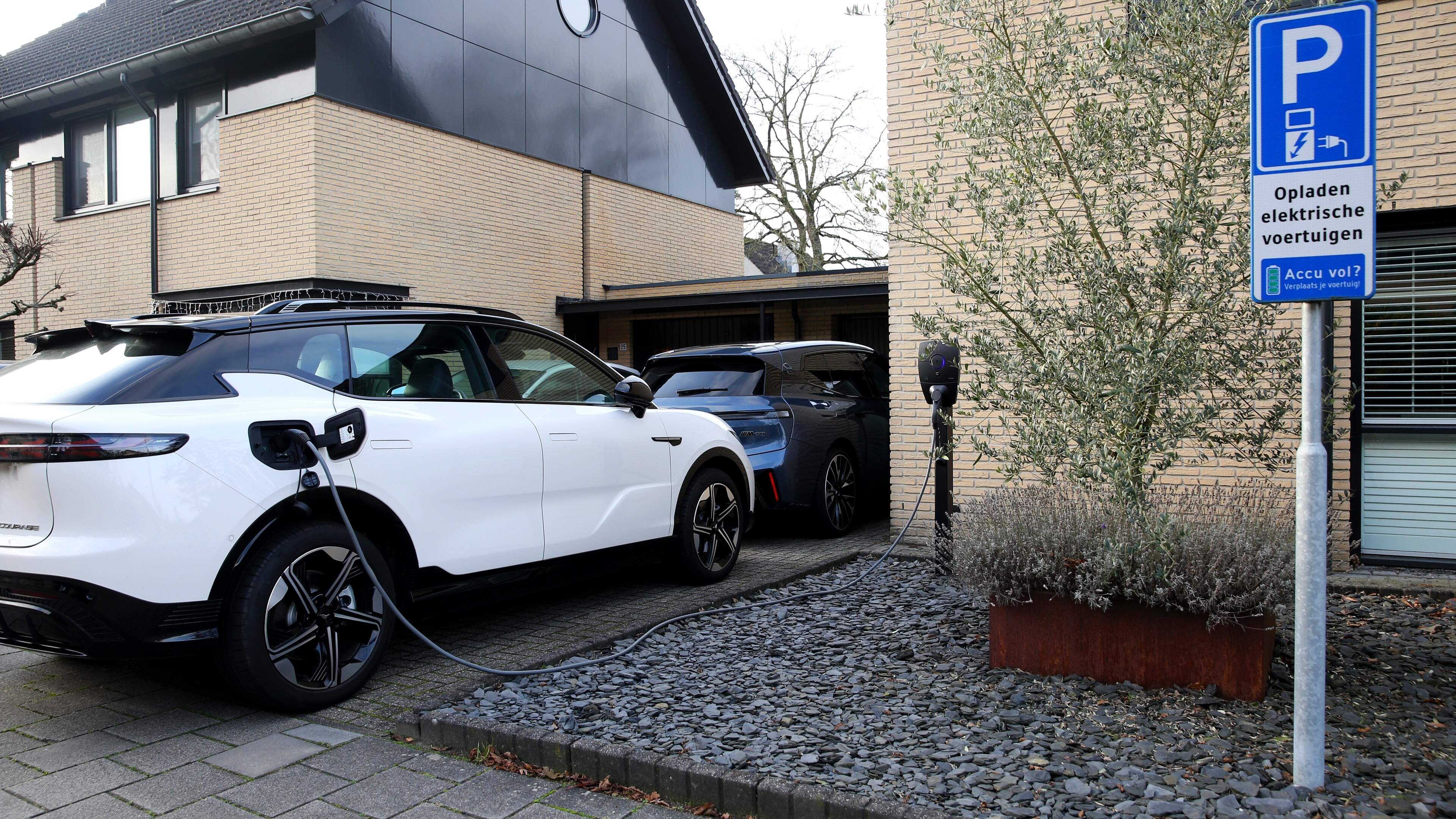 Energiebedrijven zetten geld in tegen overvol stroomnet: bonus voor slim laden en gebruik thuisbatterij