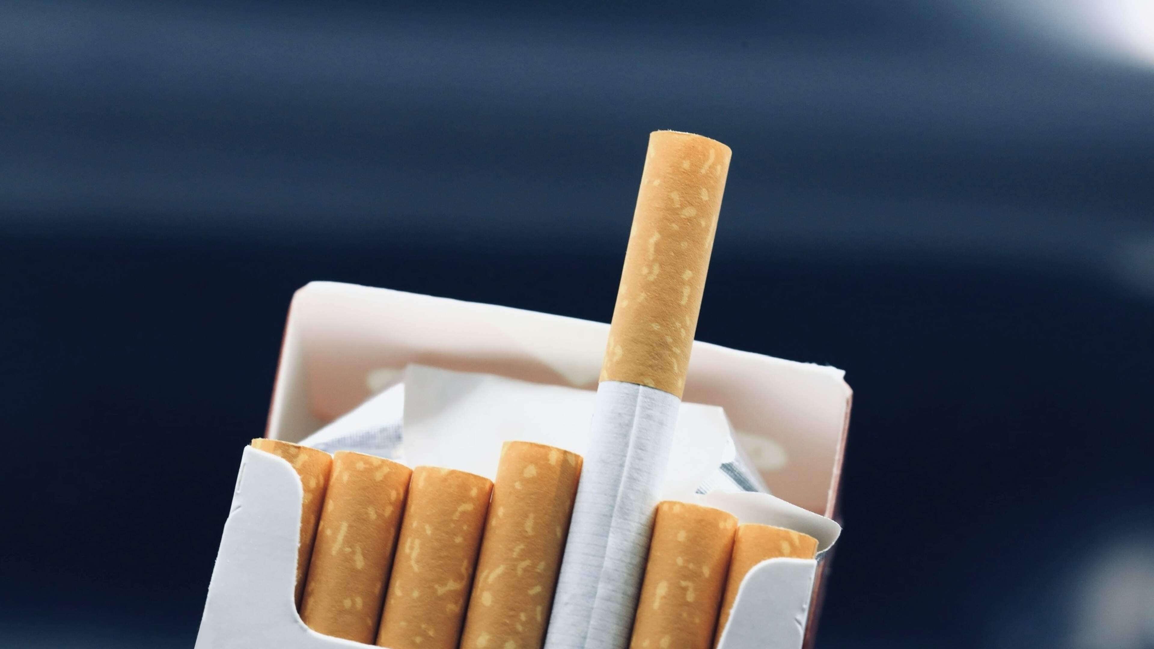 Politie vindt honderdduizenden sigaretten in busje in Overijssel