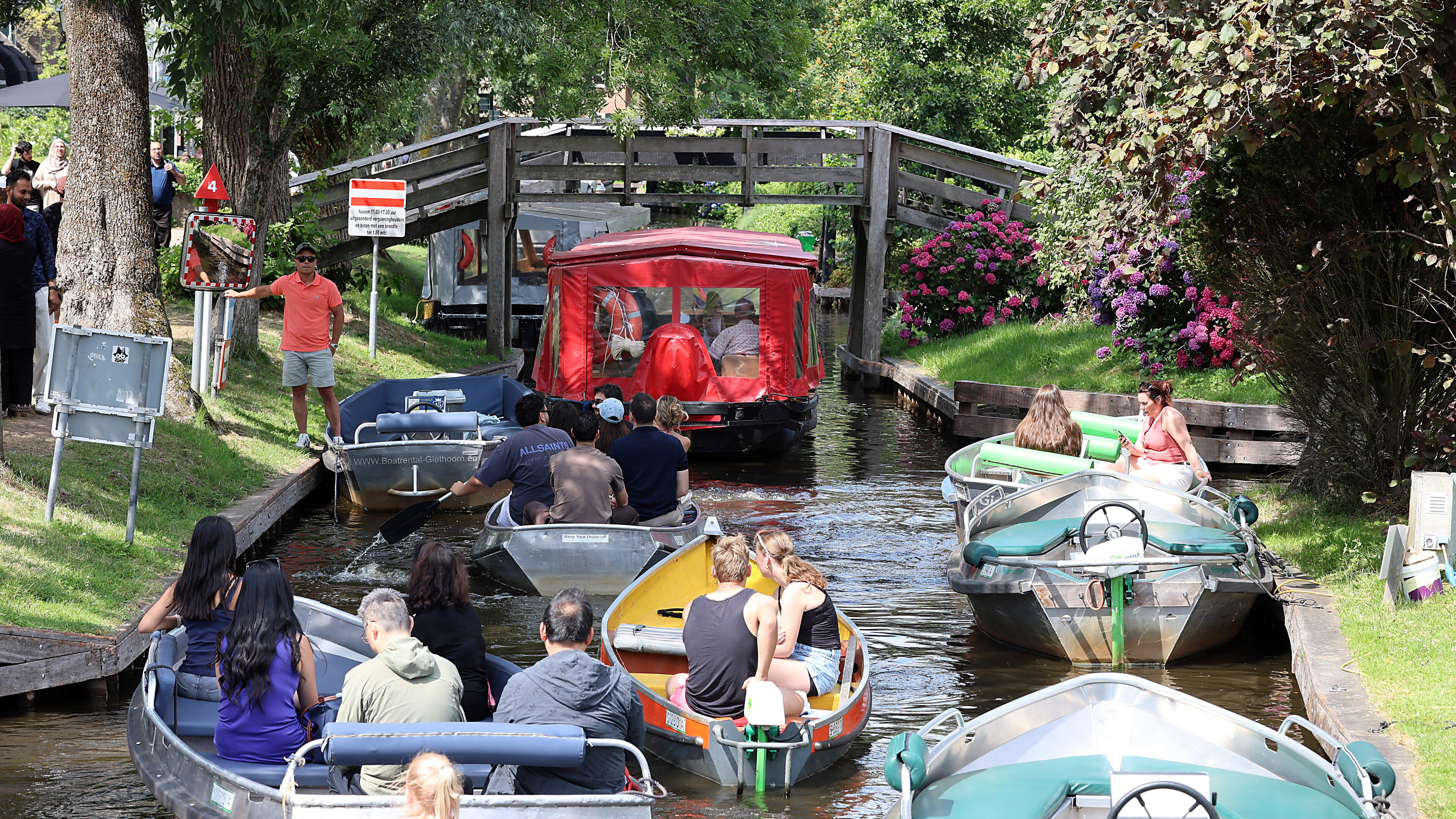 Wereld reist af naar Giethoorn, terwijl Nederlanders ’Hollands Venetië’ links laten liggen: ’Zou er geen uren voor rijden’