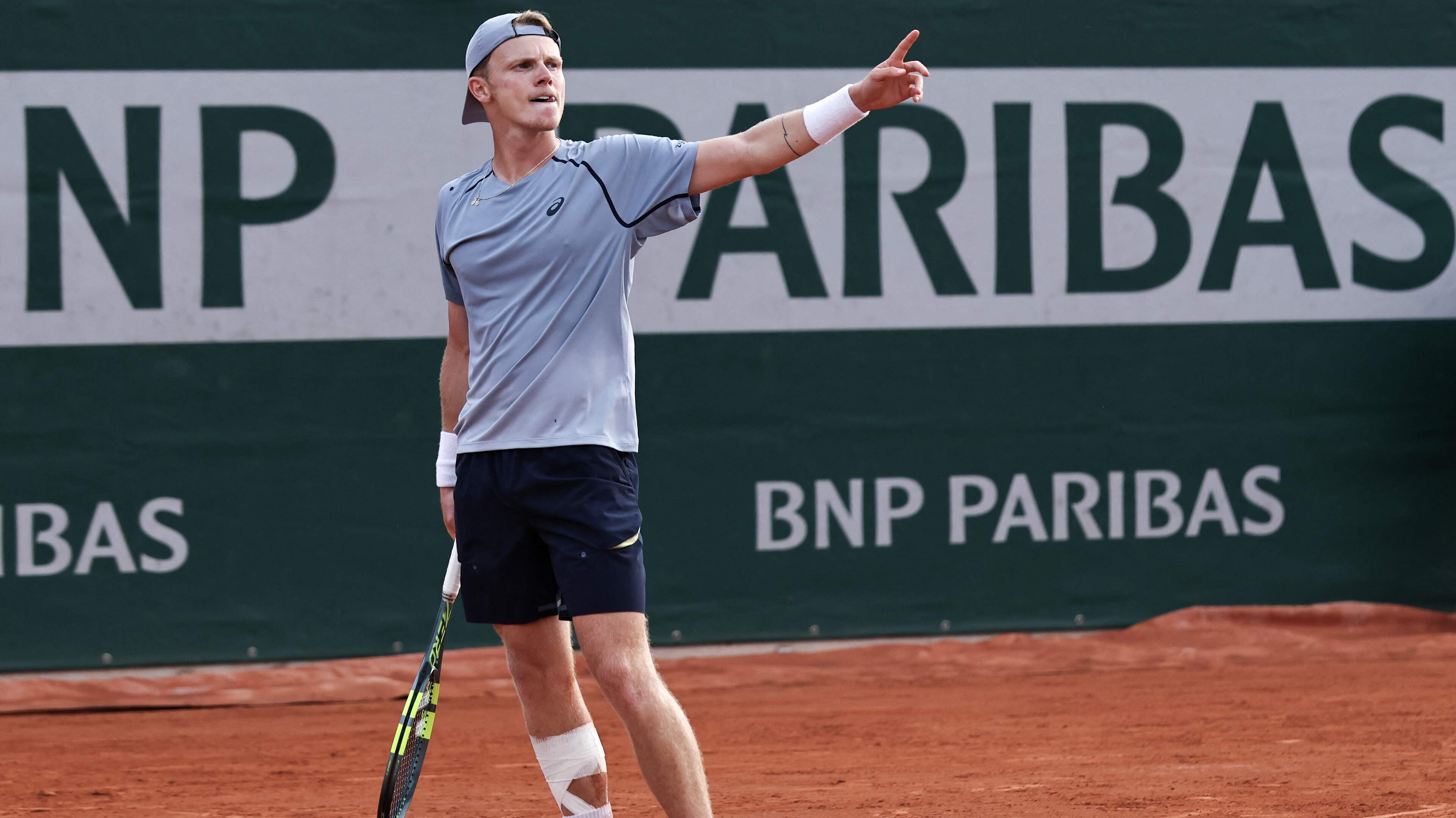 Jesper de Jong deze zondagmiddag rond 15.30 uur in actie tegen Alexander Zverev op Roland Garros