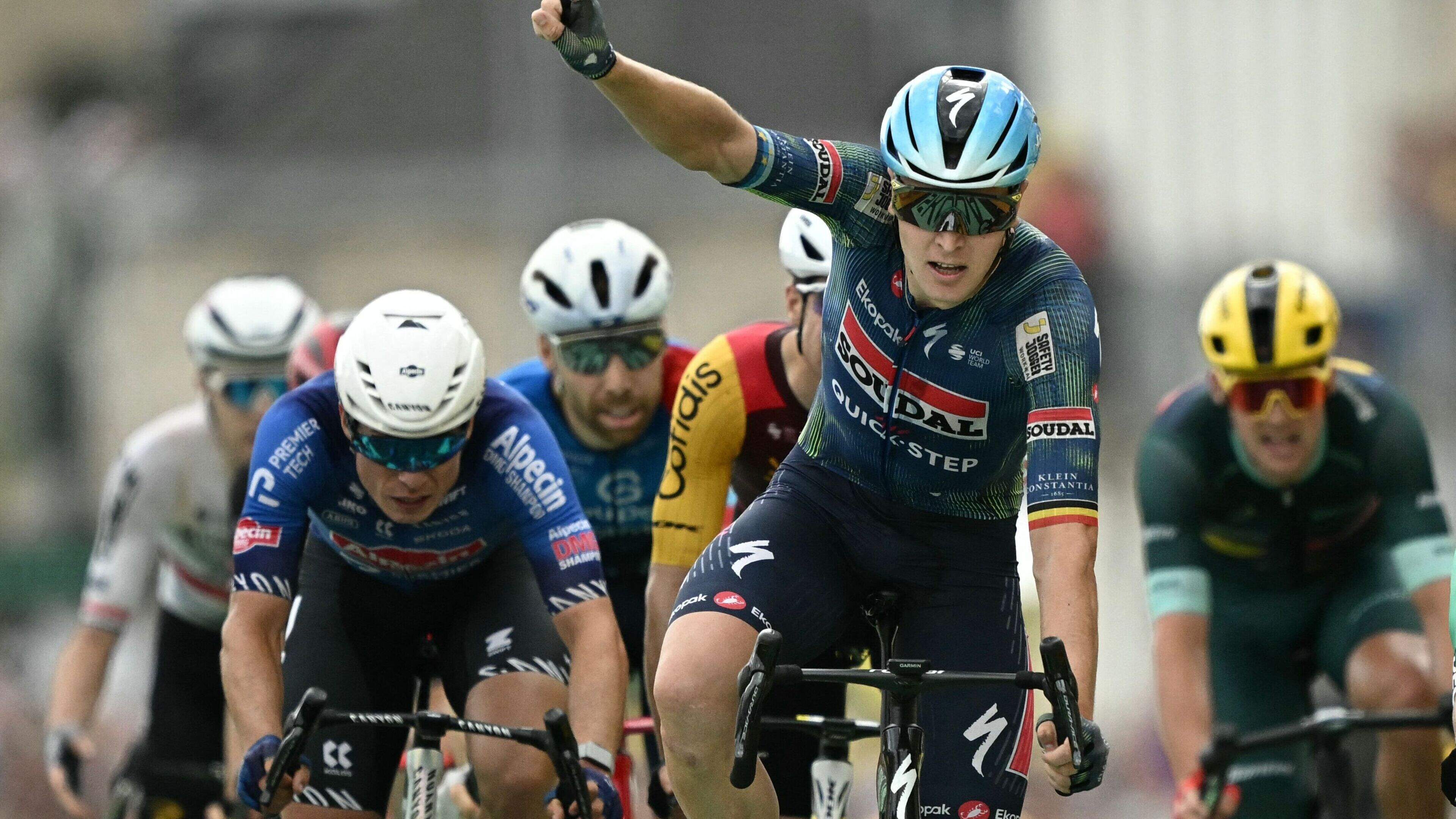 Tim Merlier completeert hattrick in de Tour de France voor Olav Kooij na chaotische finale met valpartij