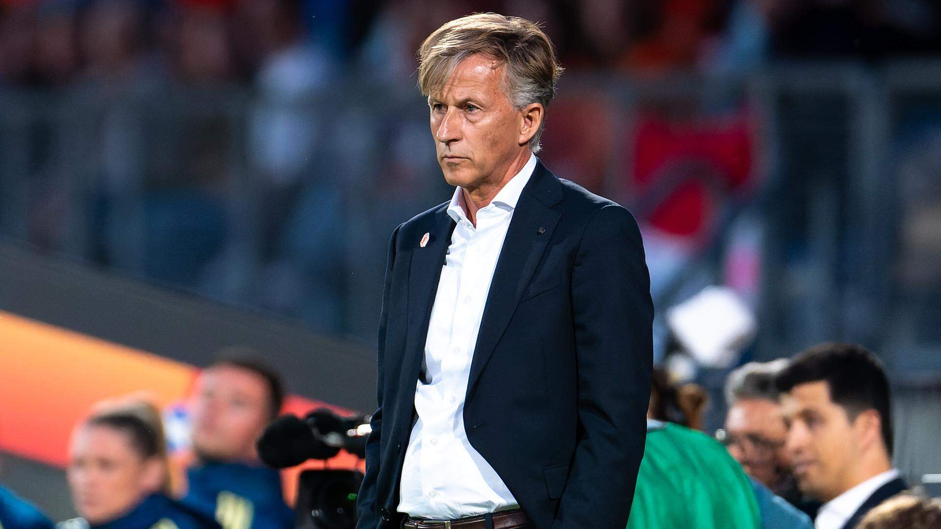Andries Jonker peinst. Hoe gaat dit EK voor hem en de Leeuwinnen verlopen?