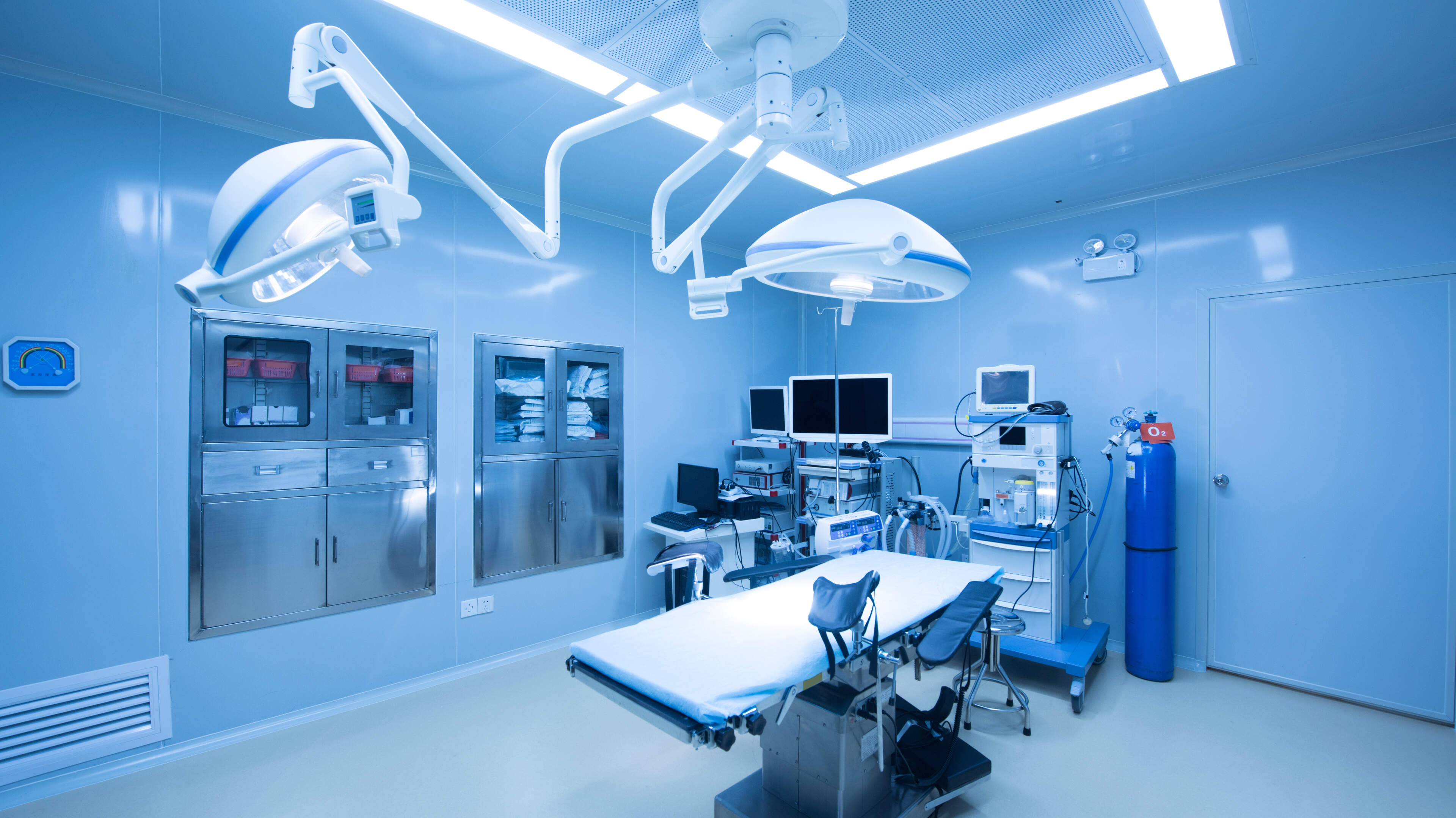 Geschorste Nederlandse arts na verlamming gezicht patiënt werkte door in Wellness Kliniek Genk