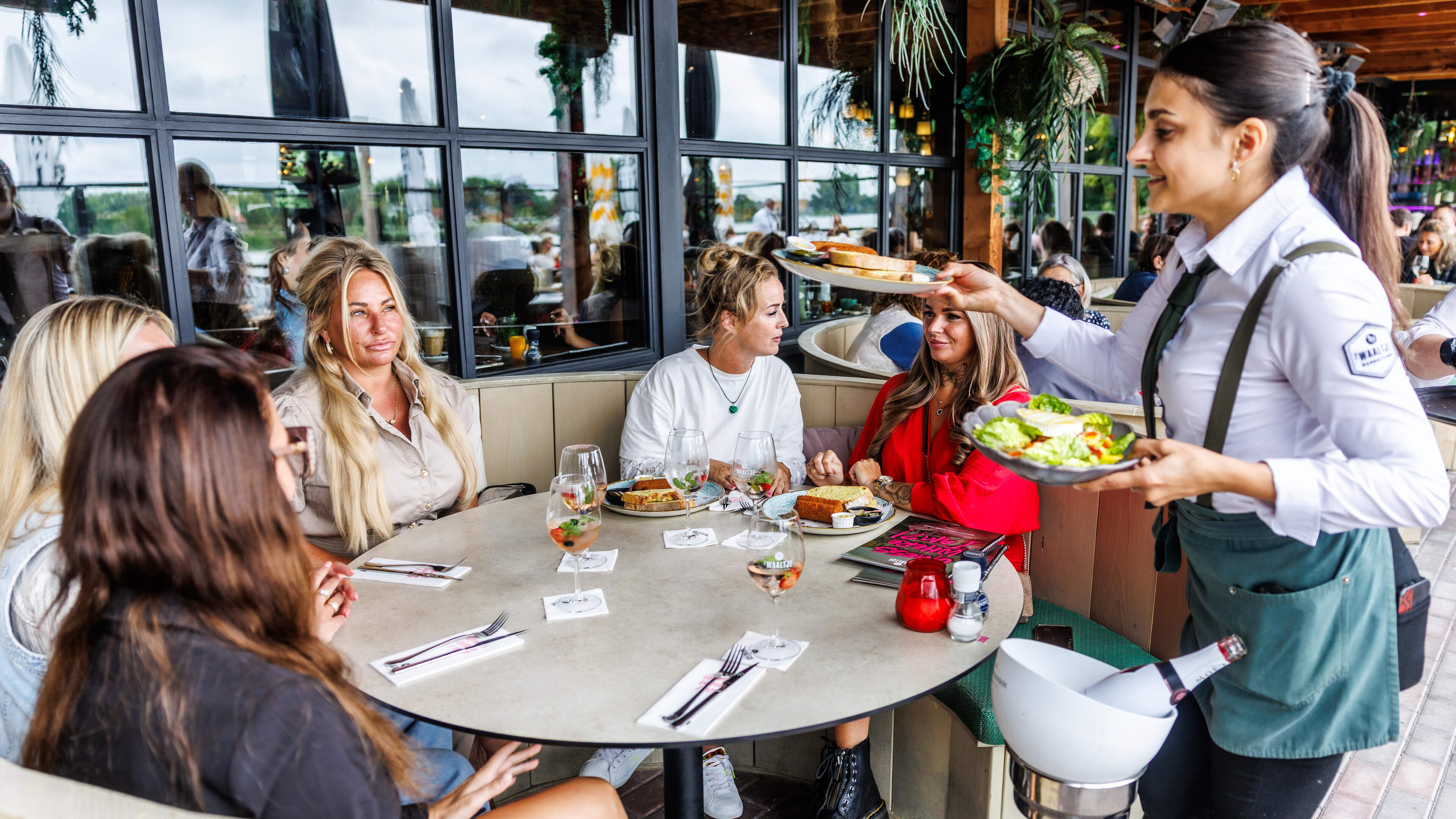 Vol terras, verse sushi en cocktails: van heinde en verre naar ’t Waaltje voor een avond uit