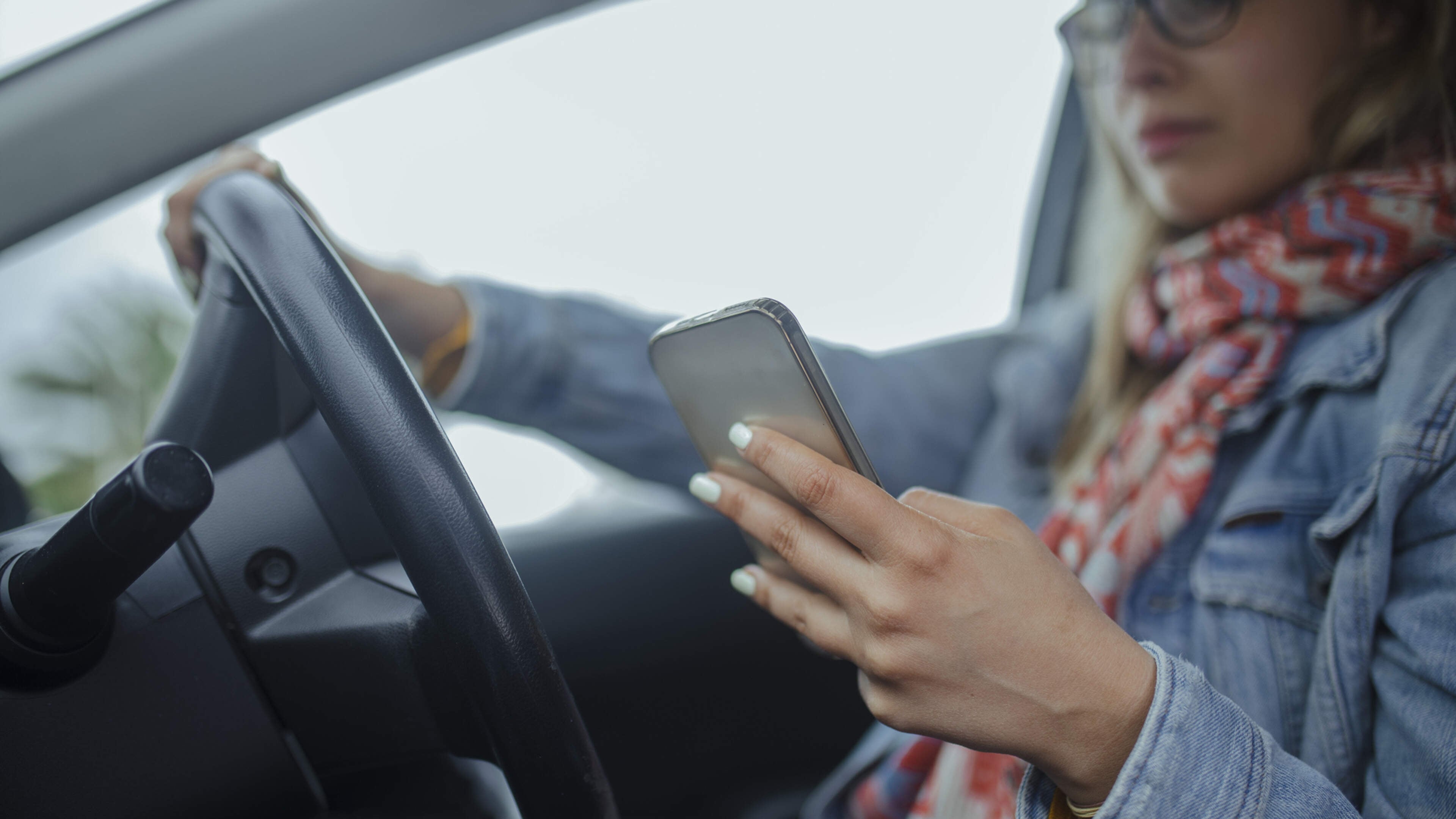 Praat mee: Moet het rijbewijs worden ingevorderd van mensen die met hun telefoon achter het stuur zitten?